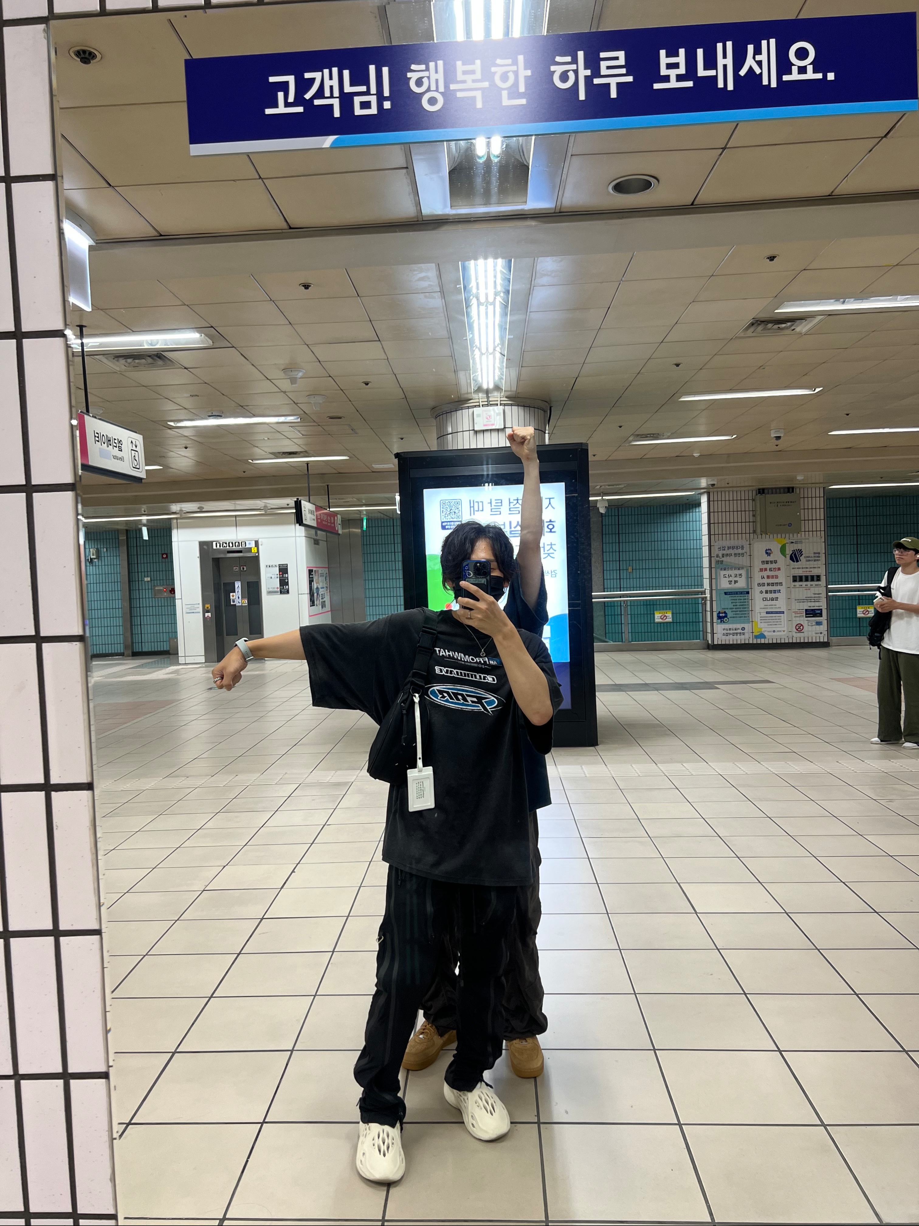 Farfromwhat Far Washed Logo T-Shirt Black, Nike x Supreme Air Force 1 Low Flax 착용 스타일 - 1
