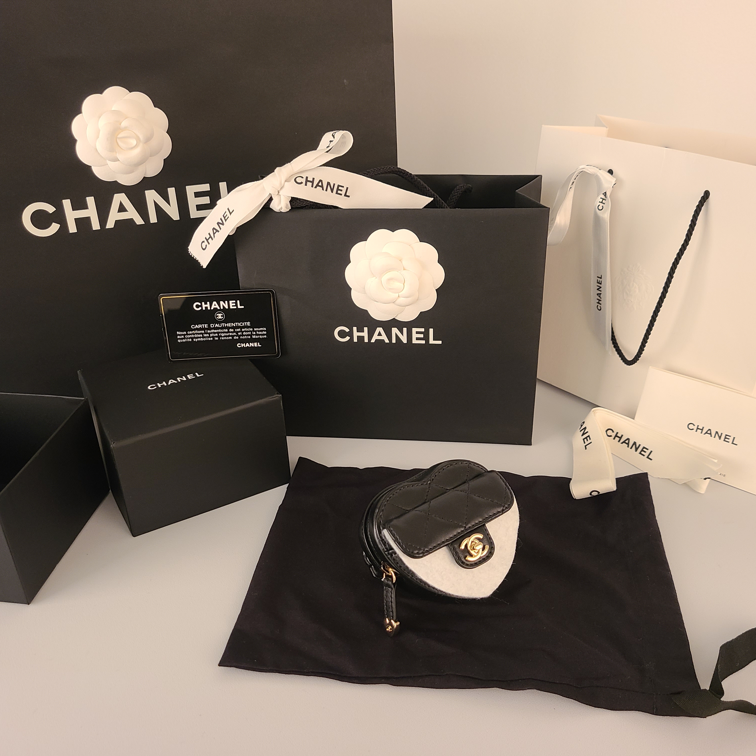 Chanel Heart Zipped Arm Coin Purse Lambskin & Gold Black 착용 스타일