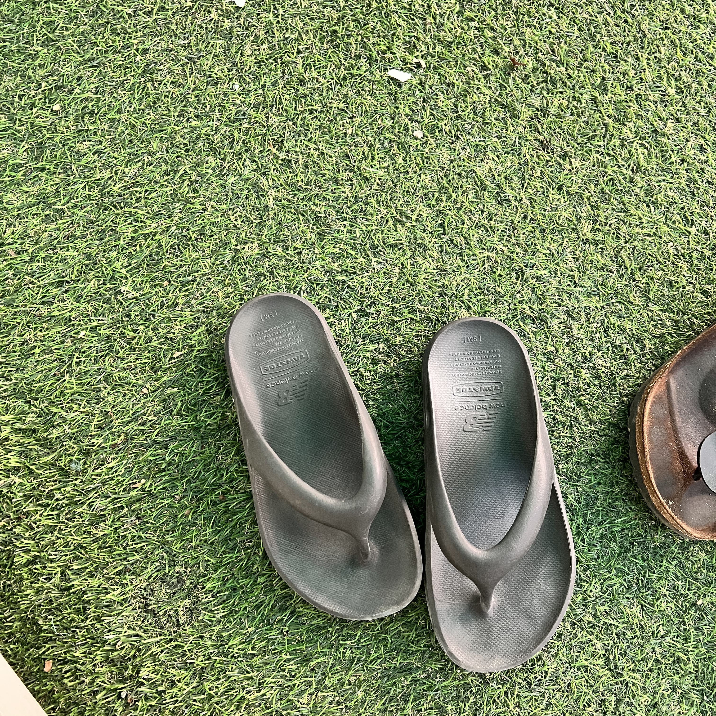 New Balance x Taw&Toe Flip Flop Black 착용 스타일