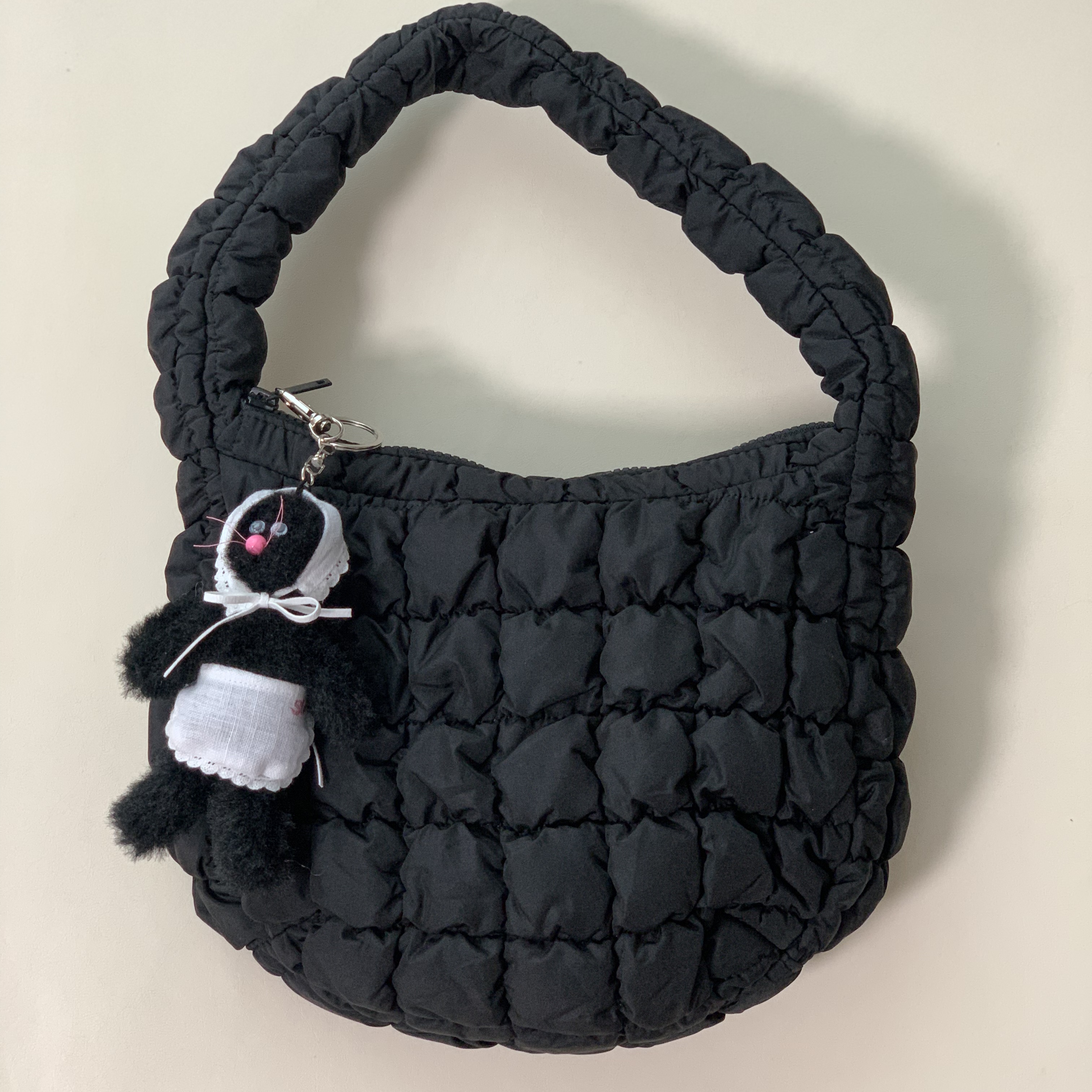 STU x Monamhee Stu, COS Quilted Mini Bag Black 착용 스타일 - 1