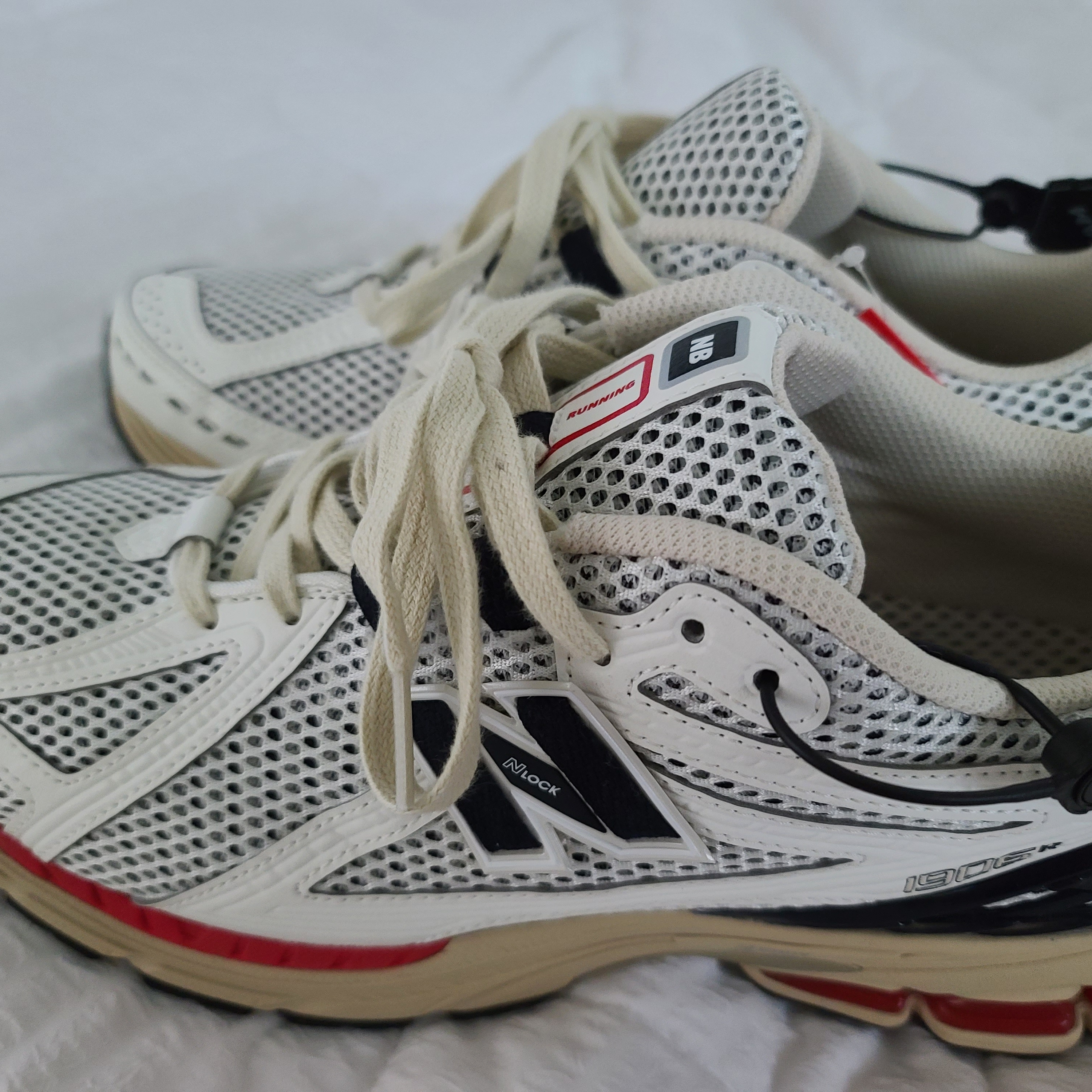 New Balance 1906R Black Red 착용 스타일 - 4