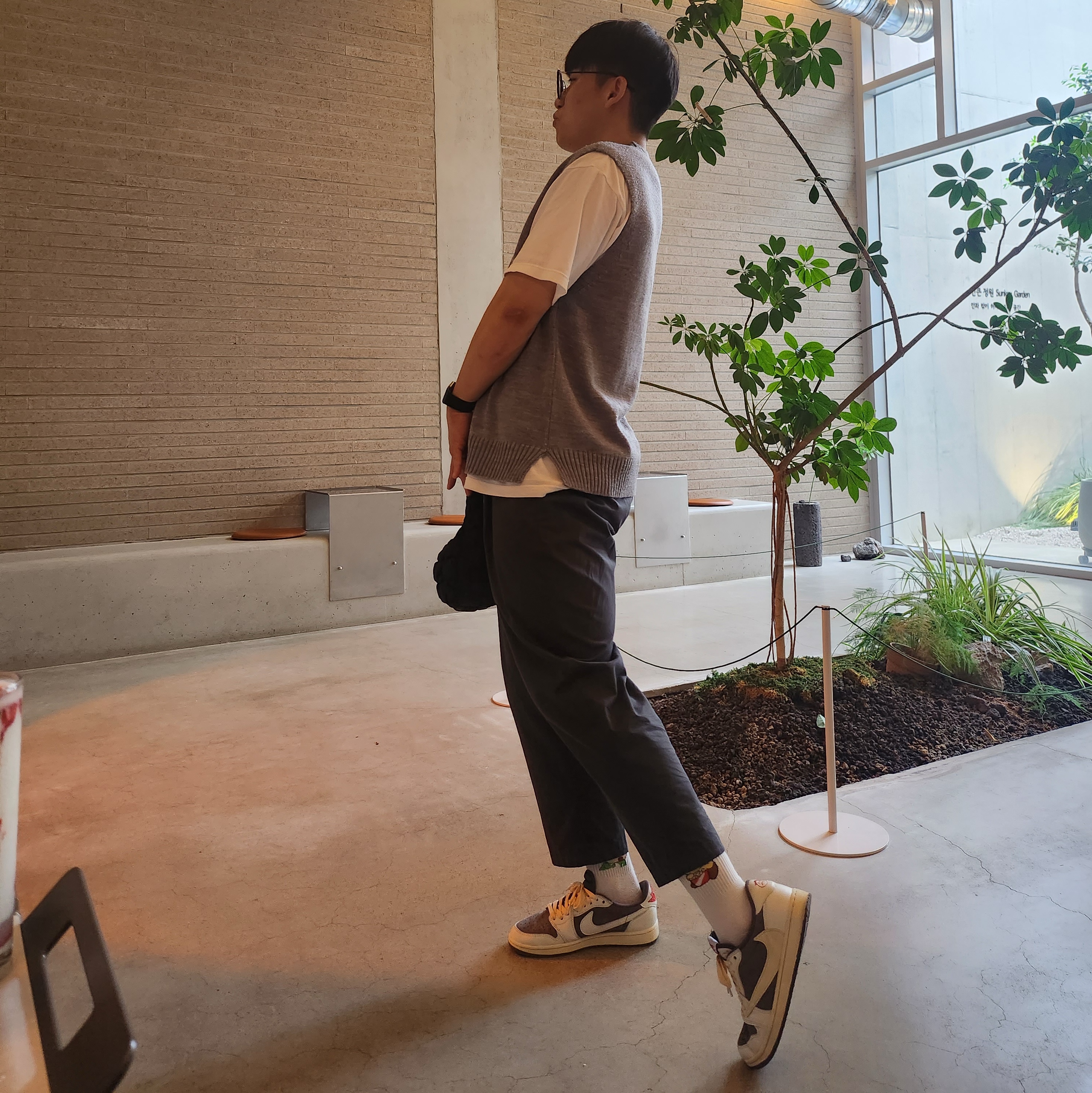 COS Quilted Micro Bag Black, Jordan 1 x Travis Scott Retro Low OG SP Sail and Ridgerock 착용 스타일