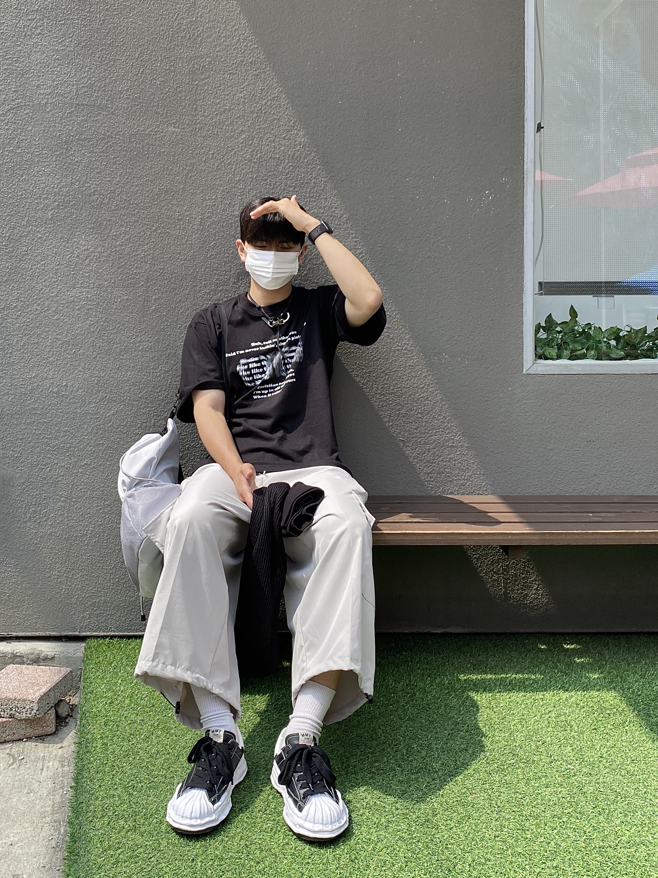 Maison Mihara Yasuhiro Blakey OG Sole Leather Low-top Sneakers Black, Our Legacy Ladon Leather Keychain Black 착용 스타일 - 5