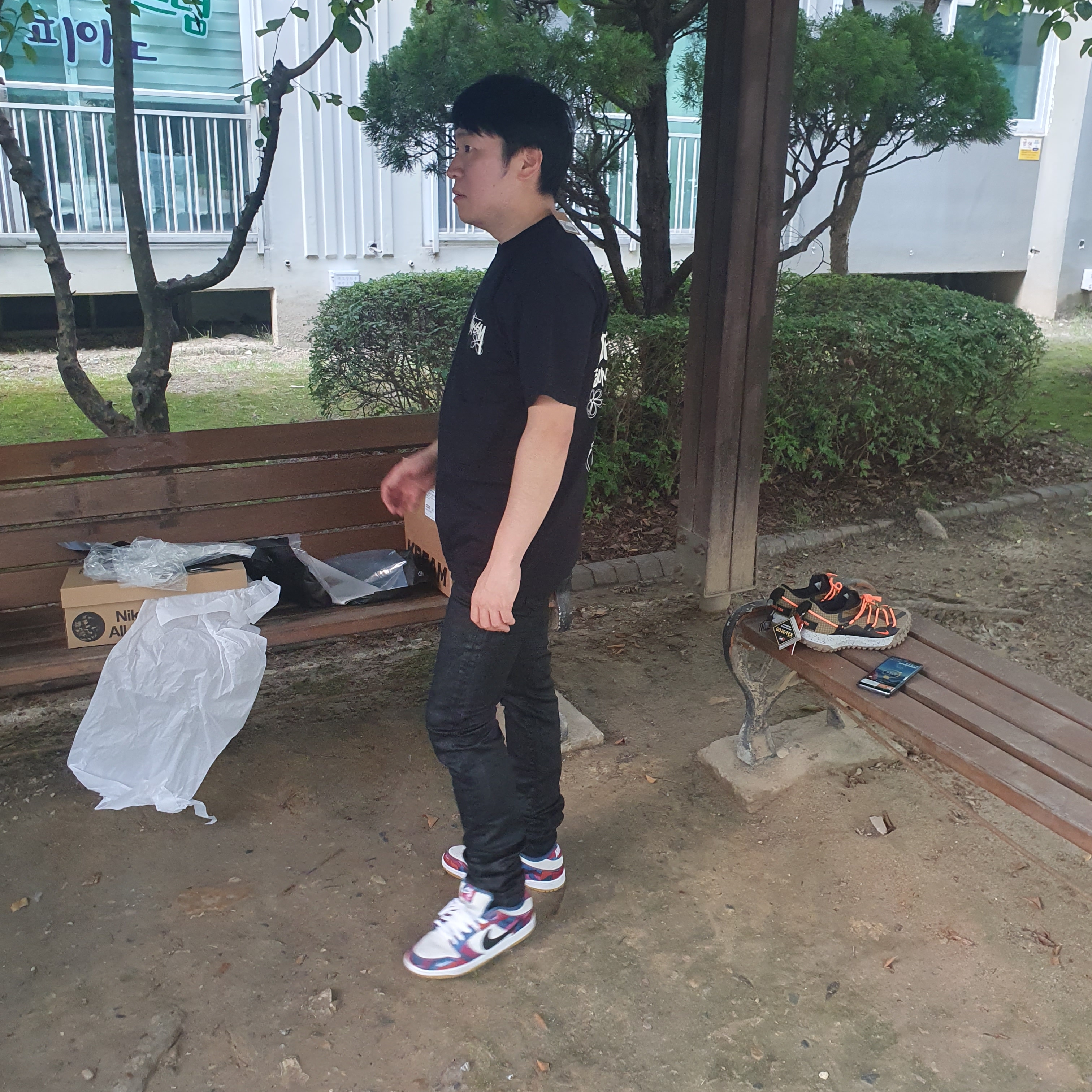 Undermycar Sticky Dirty Paint Coating Slim Fit Black Jeans Bristol Black - 23SS, IAB Studio T-Shirt White - The Hyundai Seoul Exclusive 착용 스타일 - 4