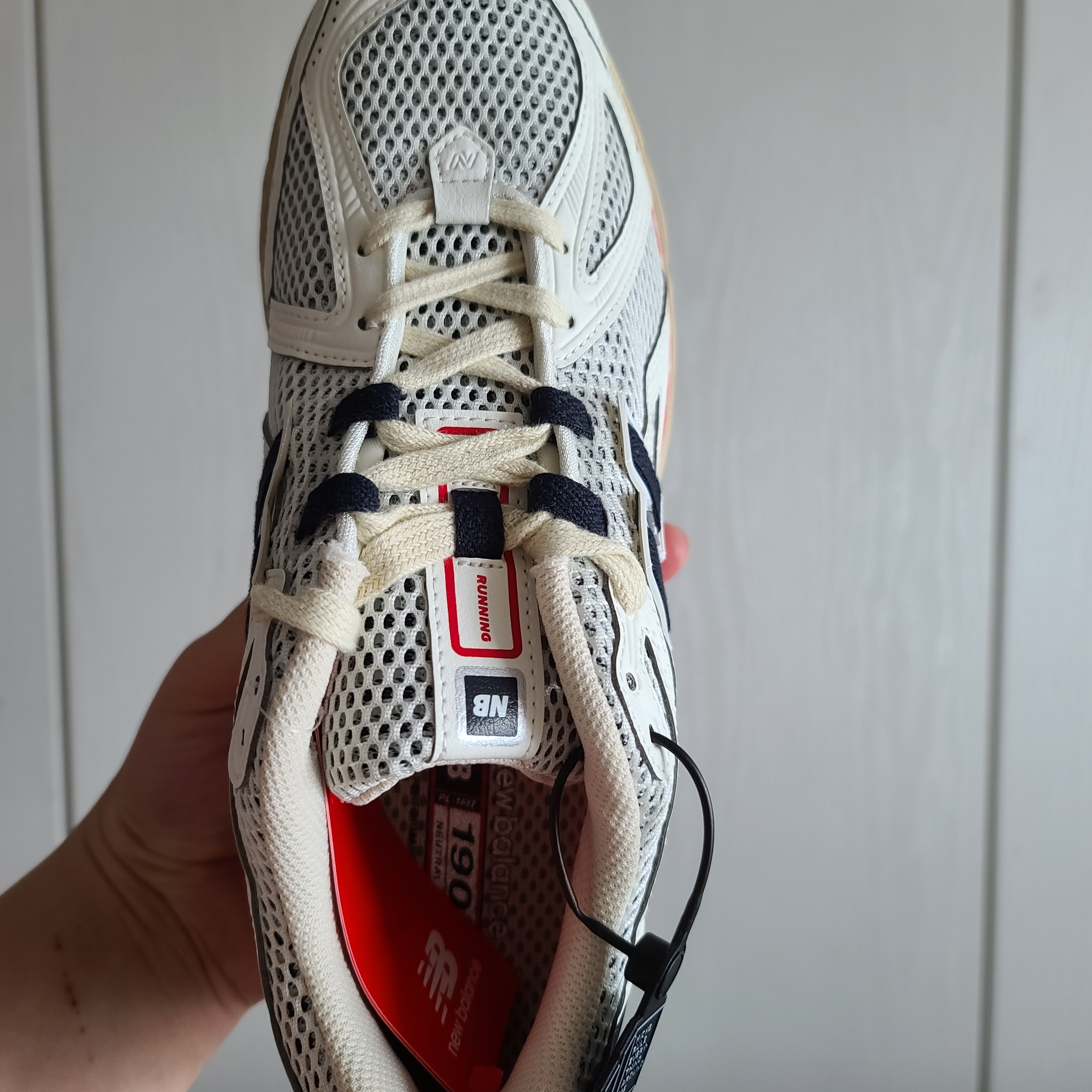 New Balance 1906R Black Red 착용 스타일 - 1