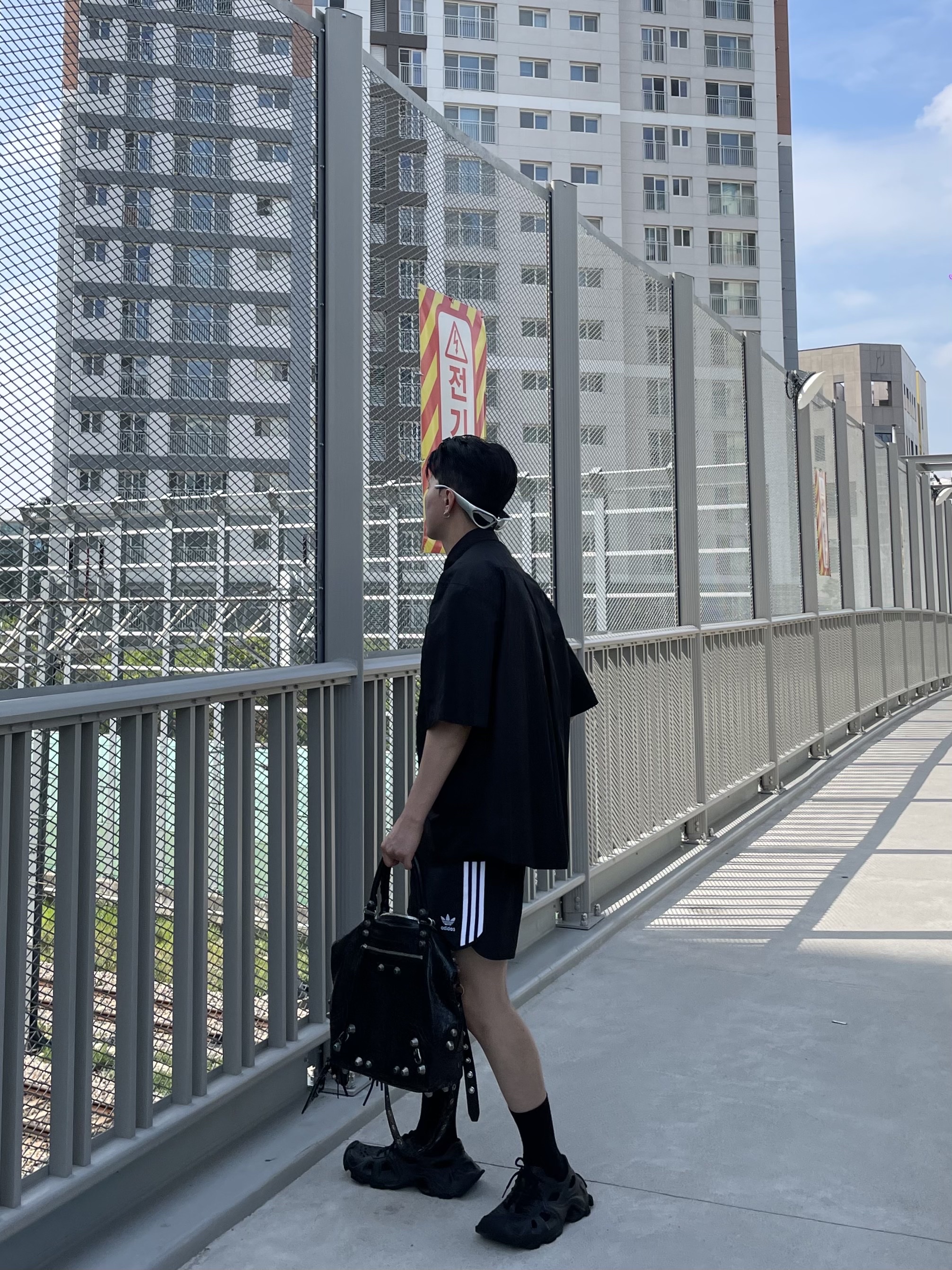 Balenciaga HD Lace-Up Sneakers Black, Balenciaga Arena Lambskin Aged Silver Hardware Le Cagole Medium Tote Bag Black 착용 스타일 - 2