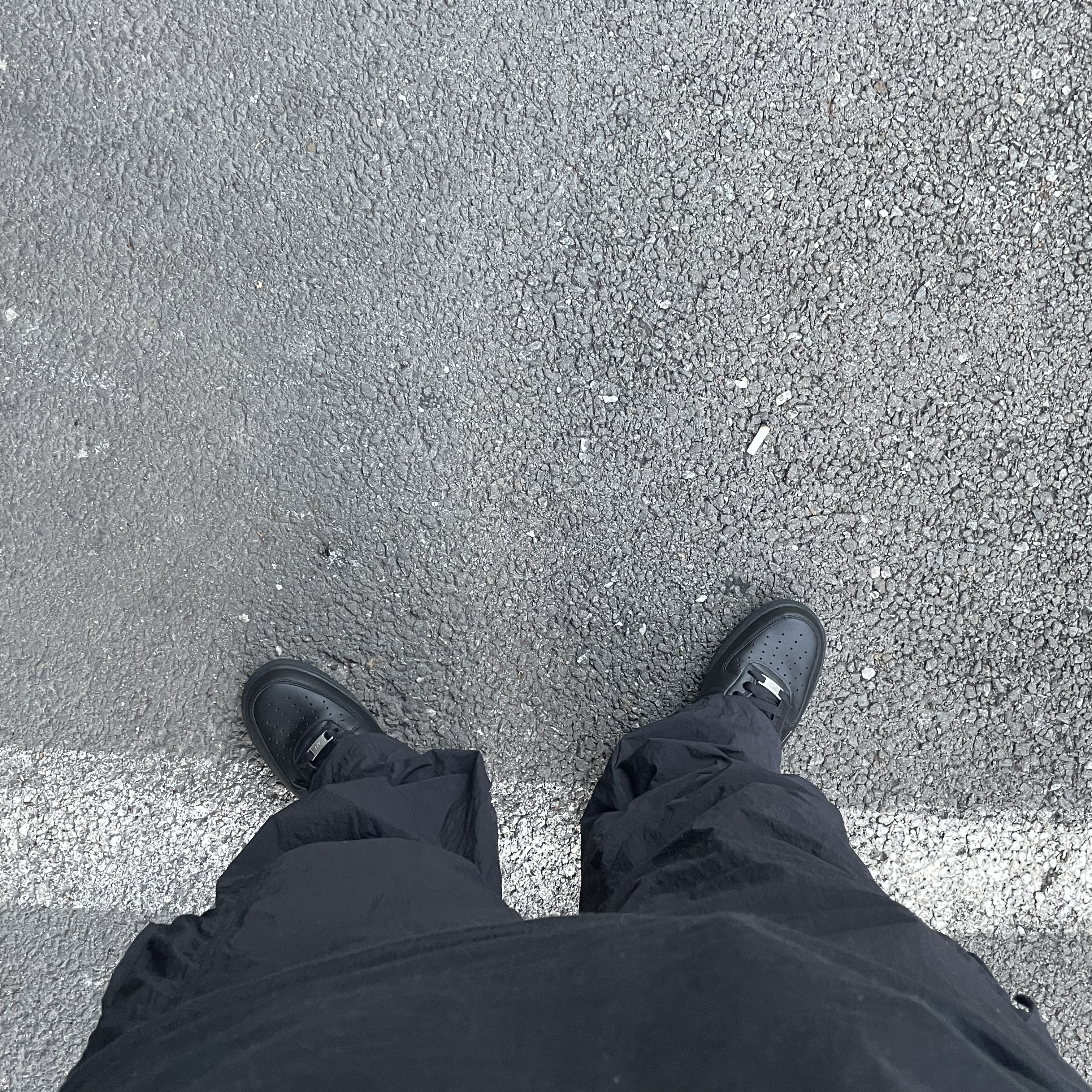 Nike Air Force 1 '07 Low Triple Black 착용 스타일