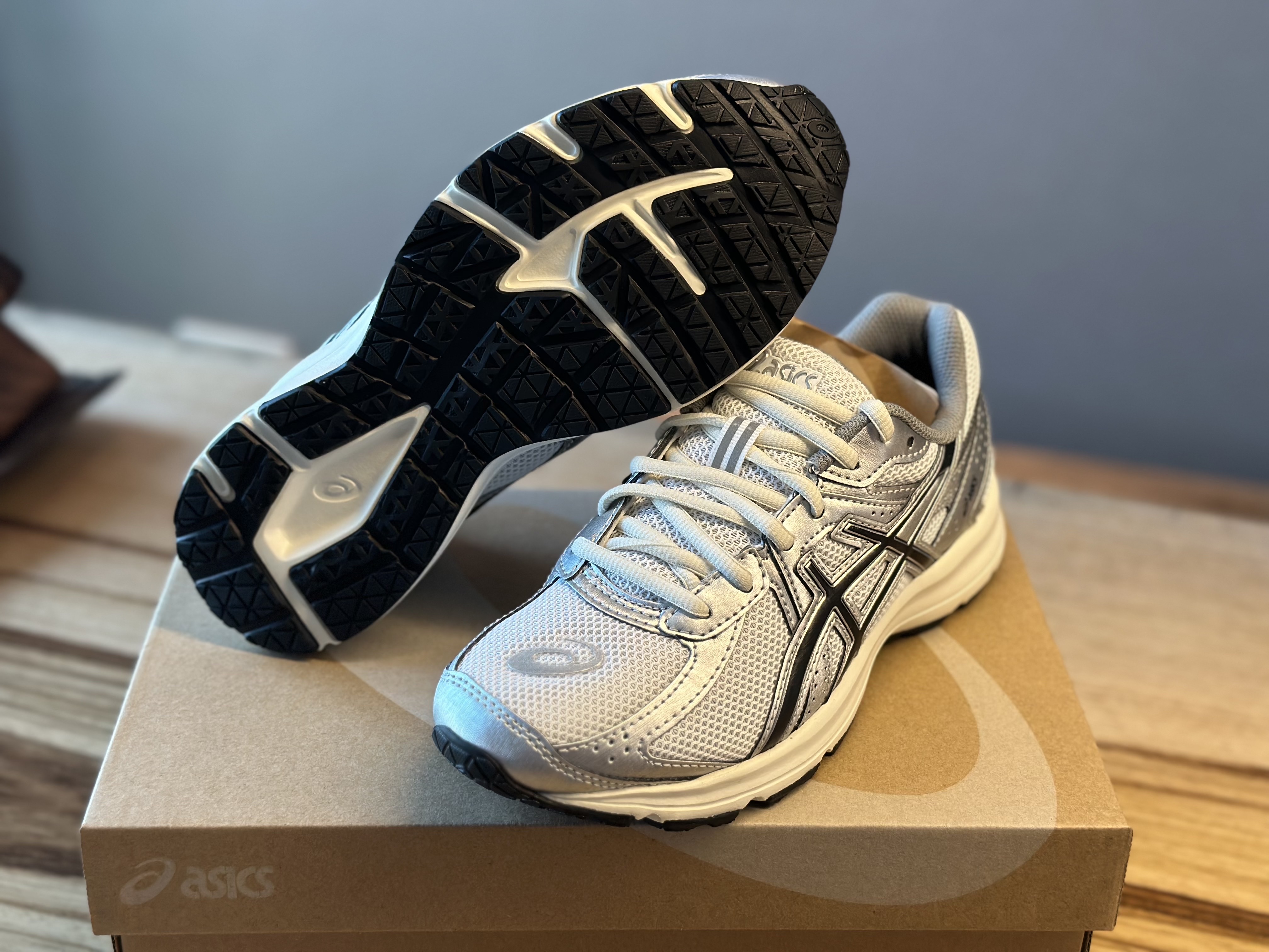 Asics Jog 100 S White Black - 2E Wide 착용 스타일 - 3