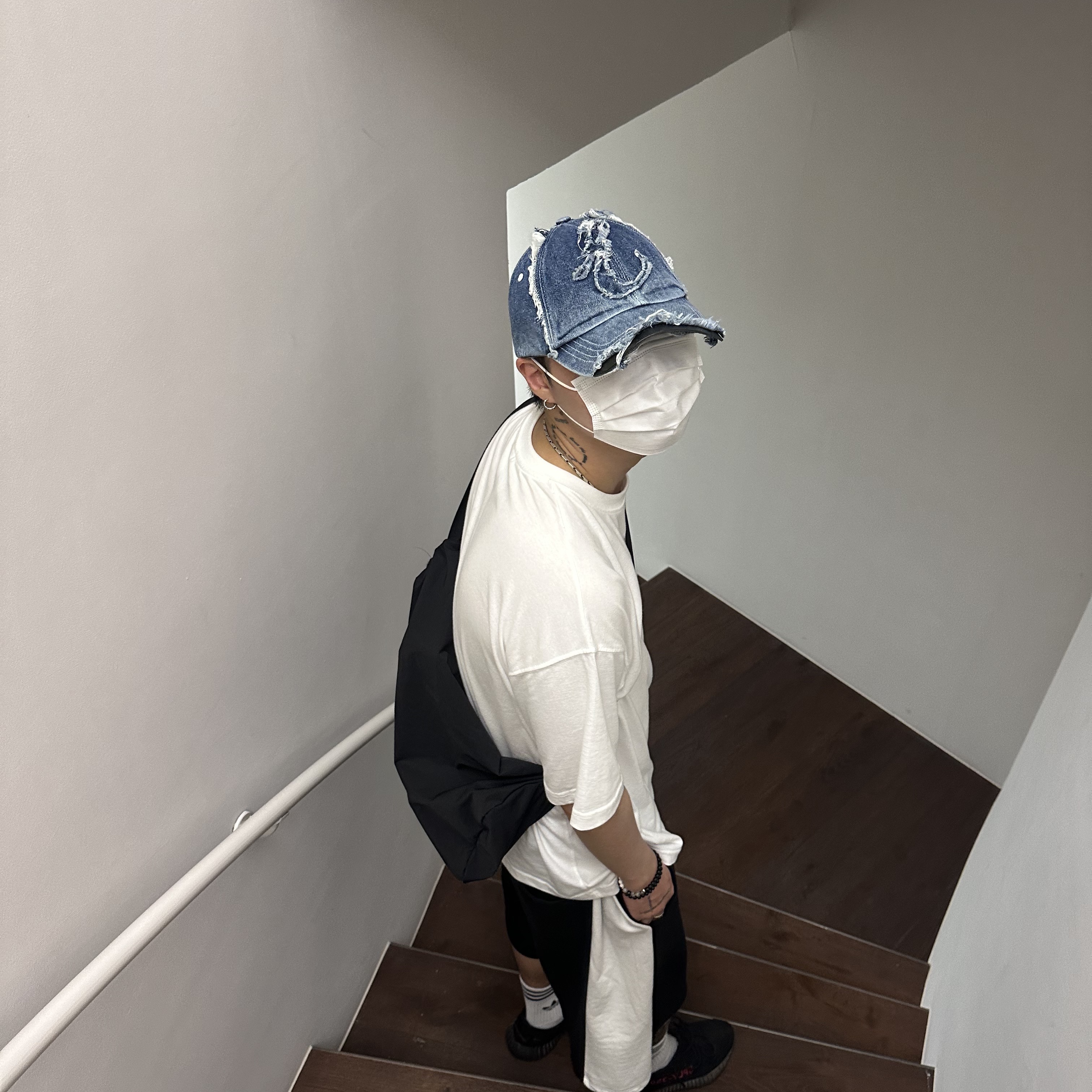 [KREAM 단독] Etce Damaged Denim Cap Blue, Adidas Yeezy Boost 350 V2 Black Red 2020 착용 스타일 - 1