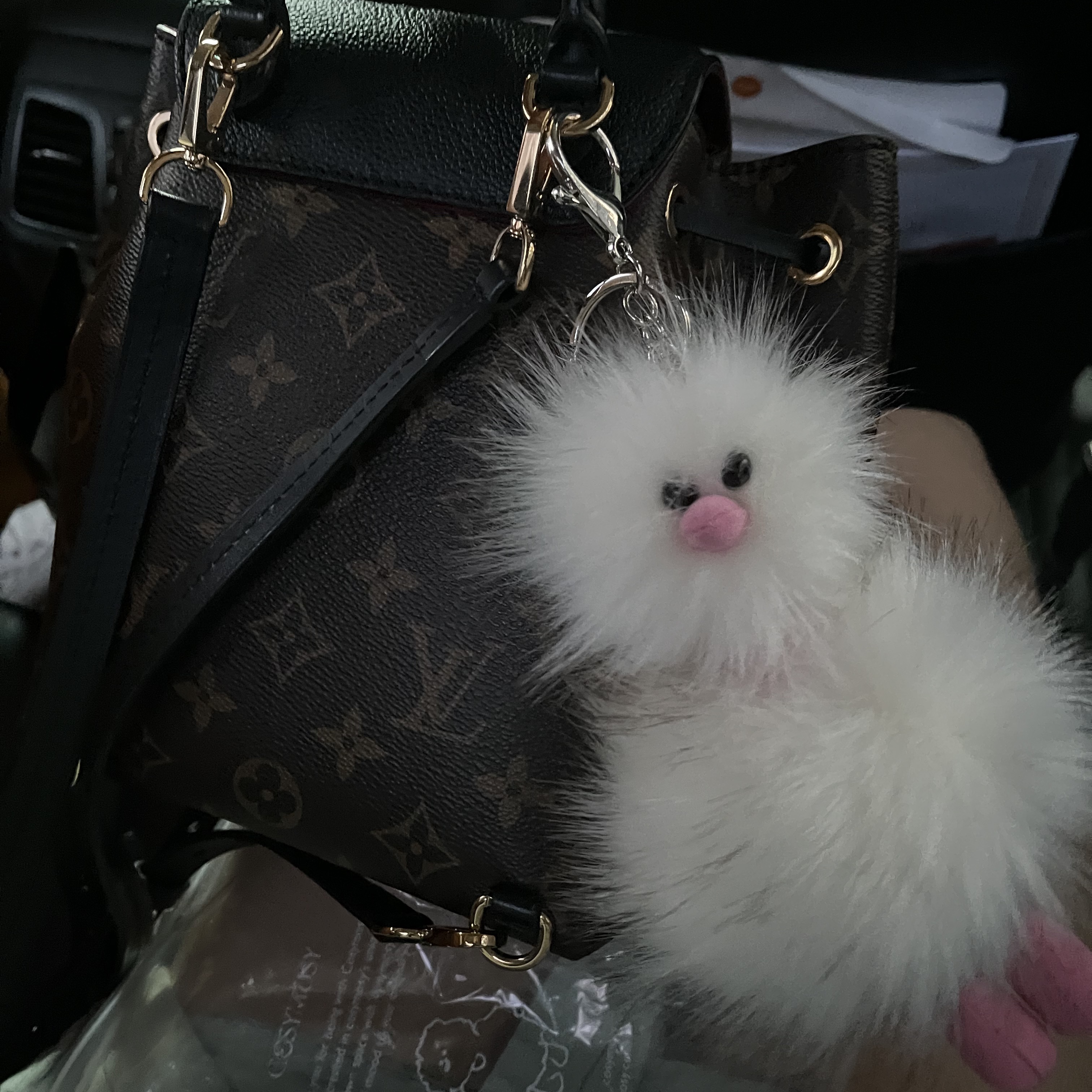 Cosymosy Ugly Bird Keyring White 착용 스타일