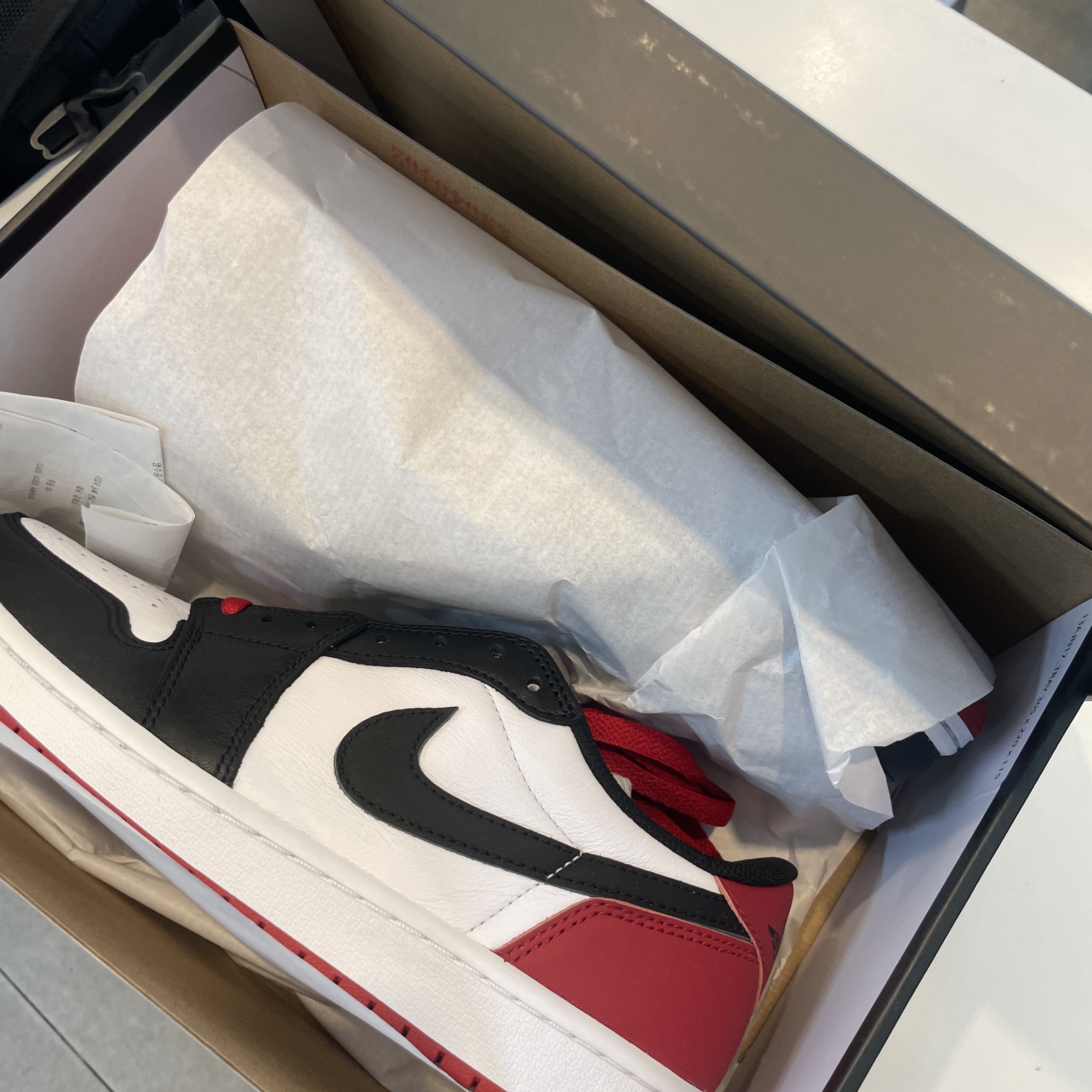Jordan 1 Retro Low OG Black Toe, (GS) Jordan 1 Retro Low OG Black Toe 착용 스타일 - 1