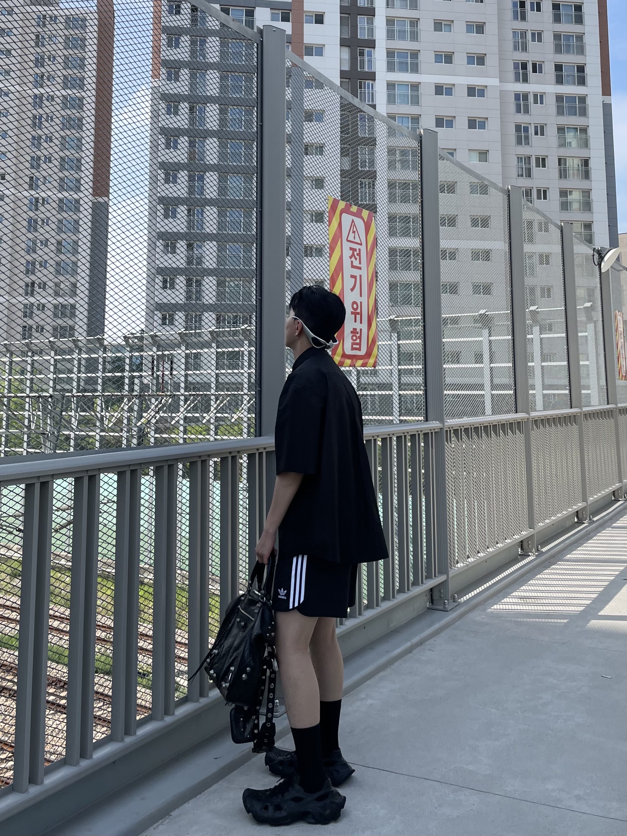 Balenciaga HD Lace-Up Sneakers Black, Balenciaga Arena Lambskin Aged Silver Hardware Le Cagole Medium Tote Bag Black 착용 스타일 - 3