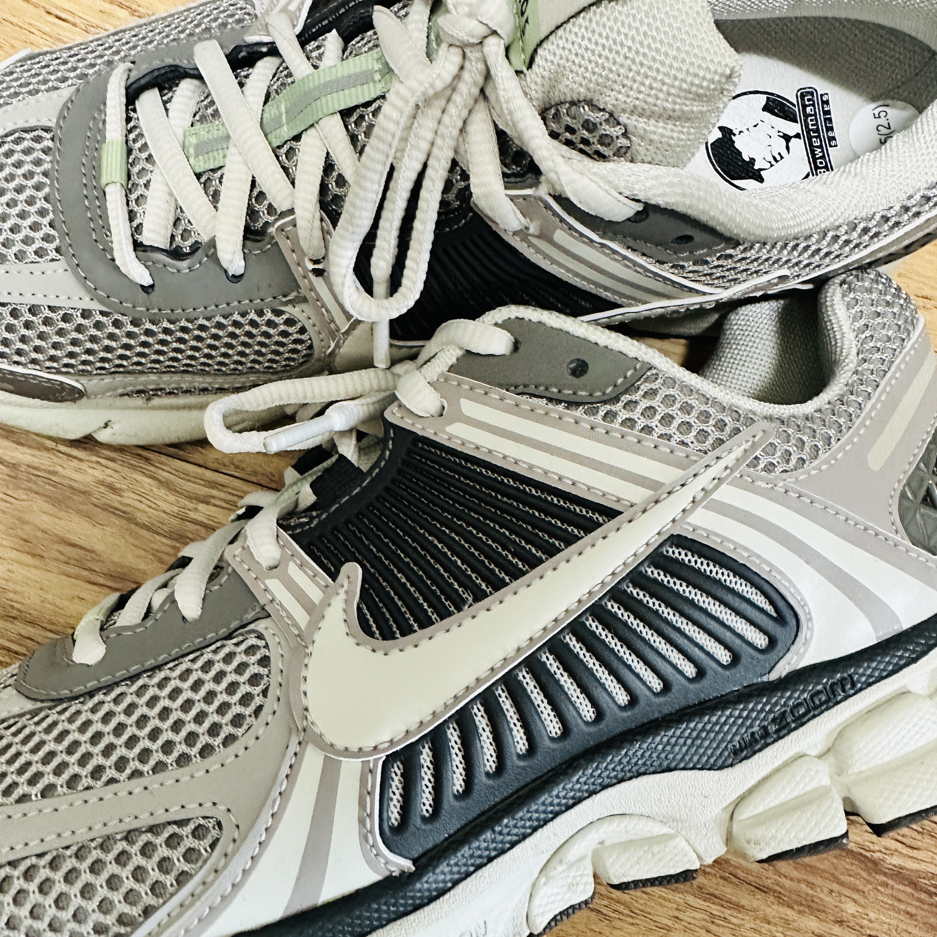 (W) Nike Zoom Vomero 5 Cobblestone and Flat Pewter 착용 스타일