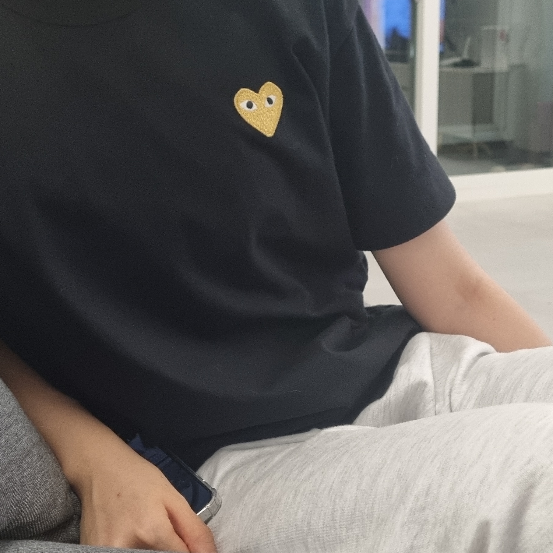 Play Comme des Garcons Gold Heart T-Shirt Black 착용 스타일
