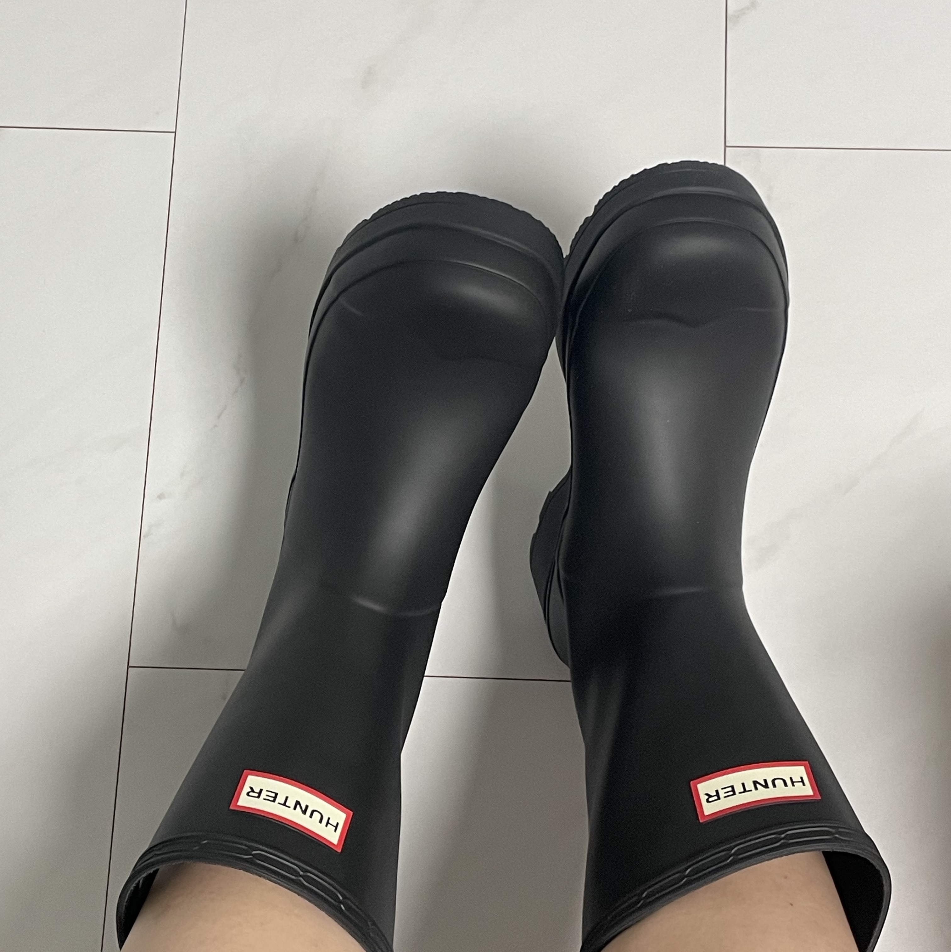 Hunter Play Mid-Height Rain Boots Black 착용 스타일 - 2