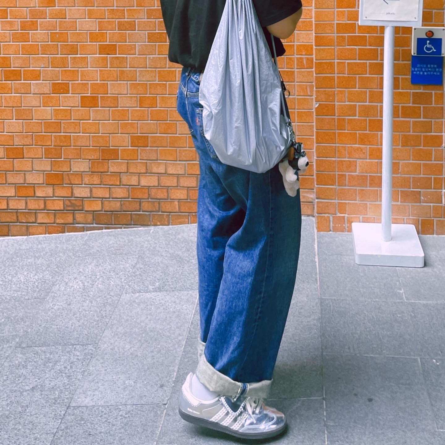 Millo Archive Glossy String Bag Silver Gray, Adidas x Wales Bonner Samba Silver Metallic 착용 스타일 - 1