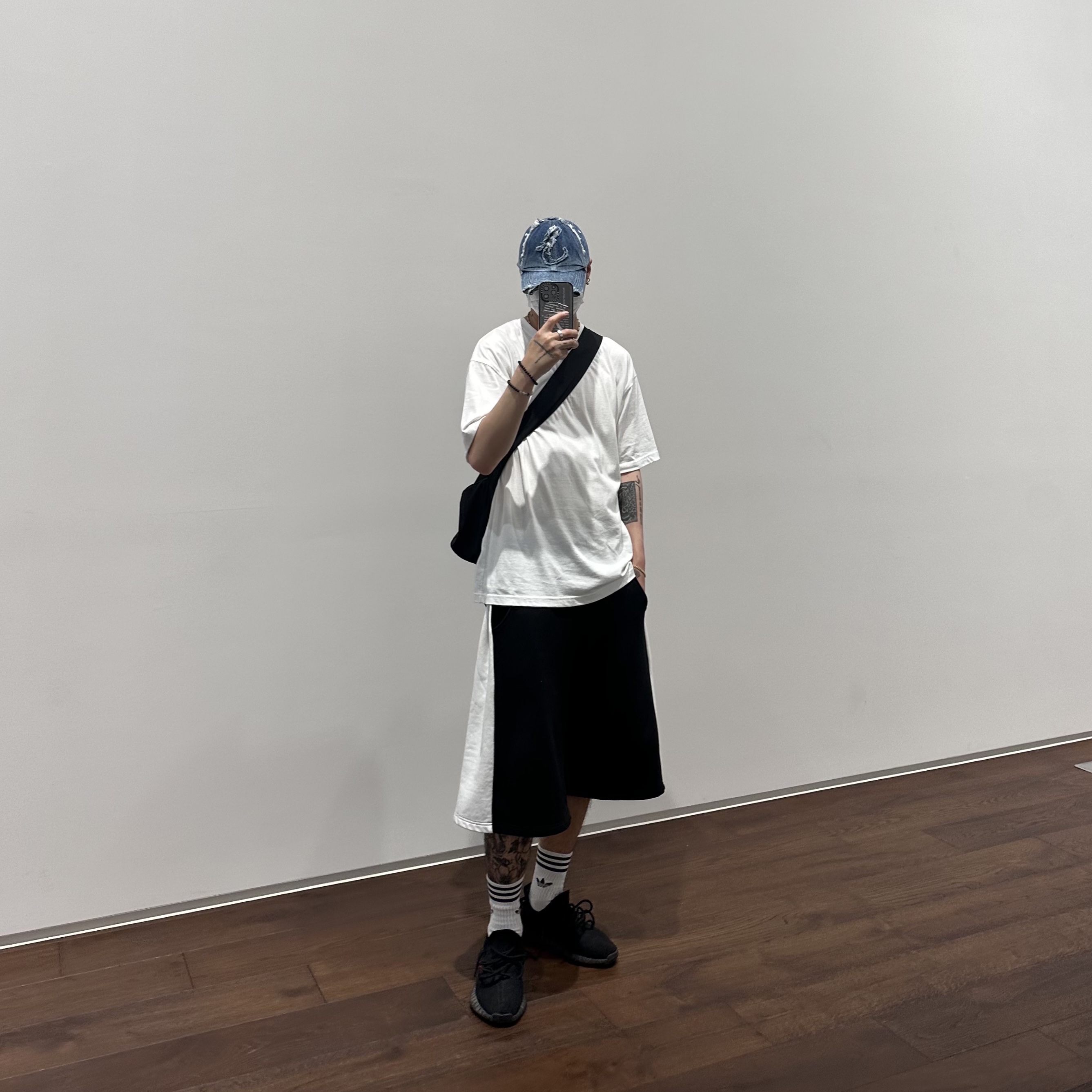 [KREAM 단독] Etce Damaged Denim Cap Blue, Adidas Yeezy Boost 350 V2 Black Red 2020 착용 스타일 - 3