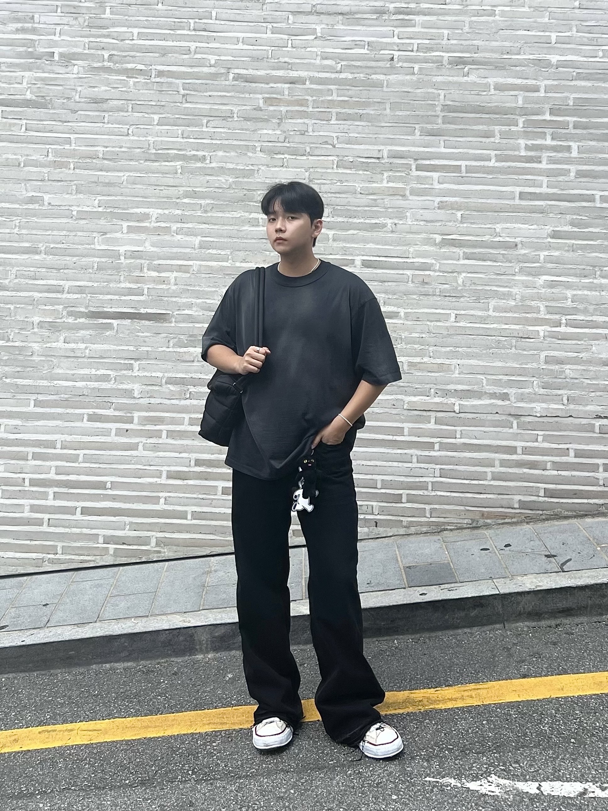 Saint Laurent Puffer Messenger Bag in Econyl Regenerated Nylon Black, Maison Mihara Yasuhiro Peterson OG Sole Canvas Low-top Sneakers Natural 착용 스타일 - 2