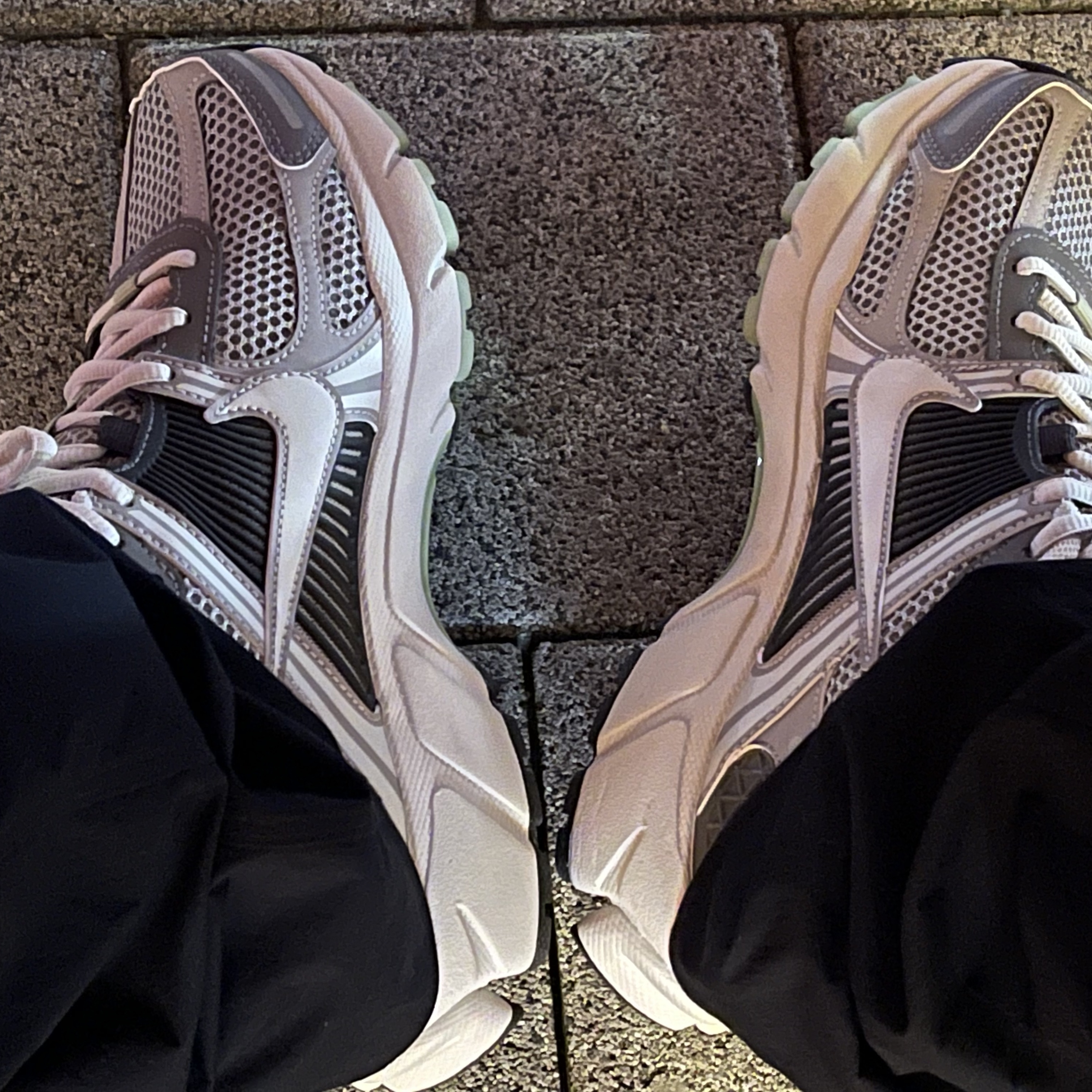 (W) Nike Zoom Vomero 5 Cobblestone and Flat Pewter 착용 스타일 - 1