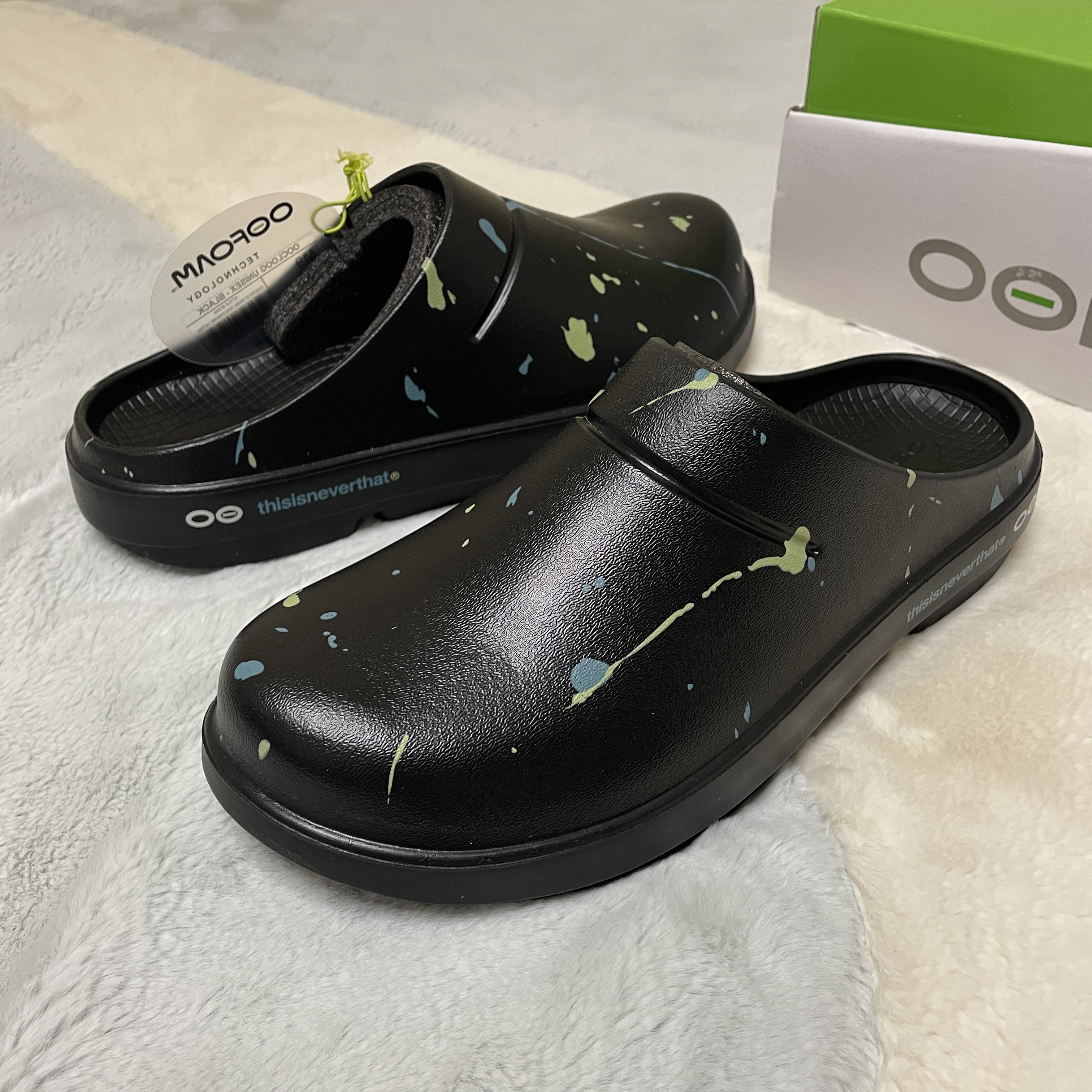 Oofos x Thisisneverthat Clog Black 착용 스타일
