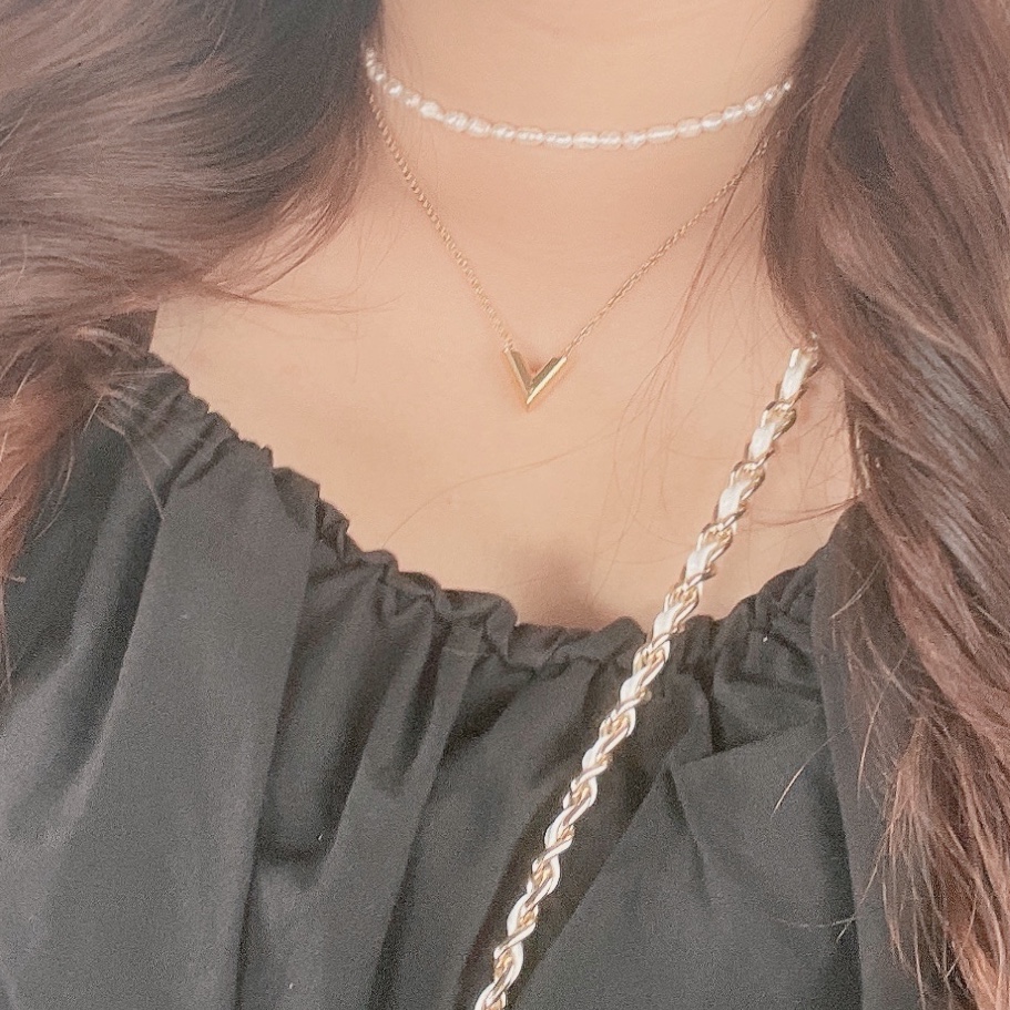 (W) Louis Vuitton Essential V Necklace Gold 착용 스타일 - 2