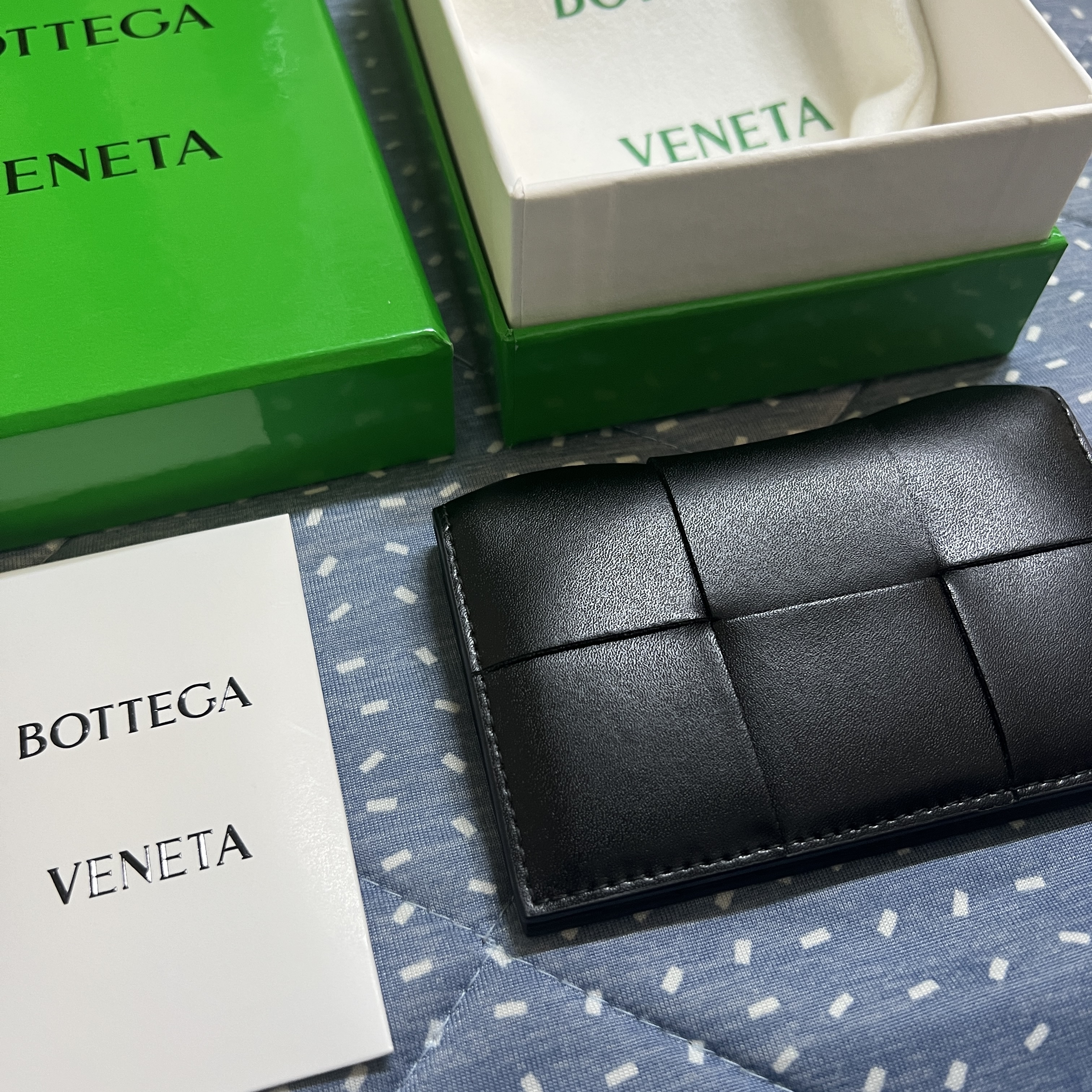 Bottega Veneta Flap Card Case Black 착용 스타일