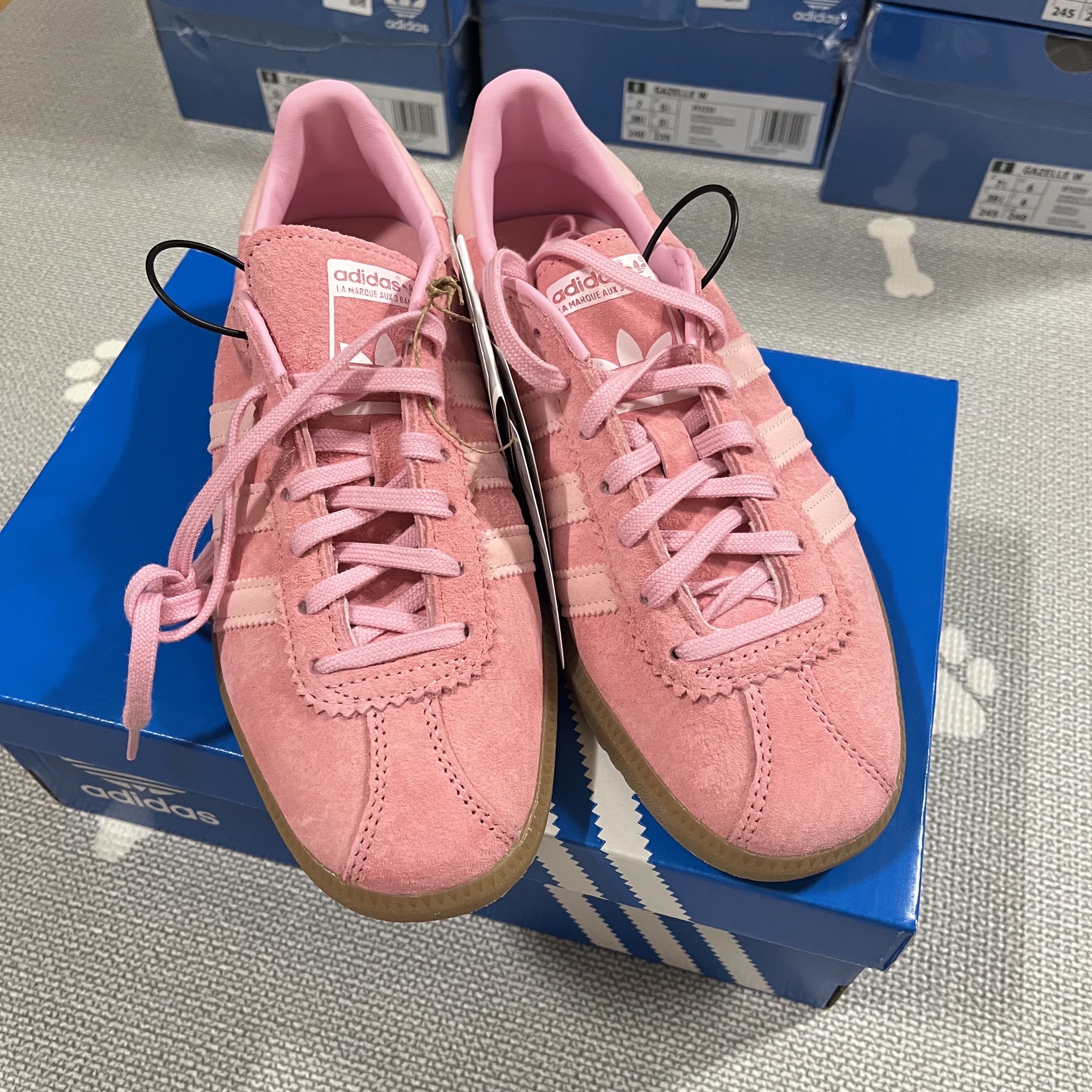 Adidas Bermuda Glow Pink 착용 스타일