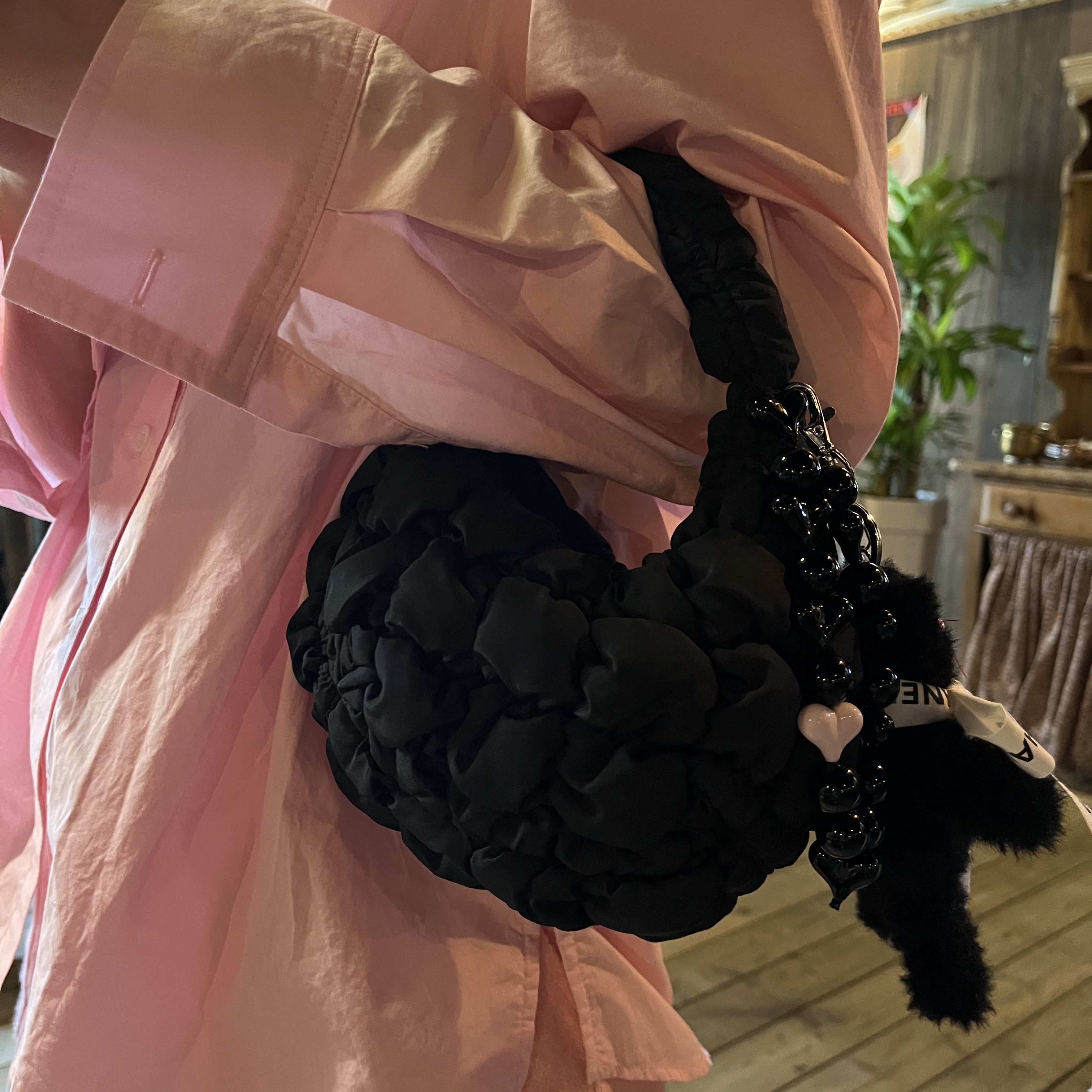 COS Quilted Micro Bag Black 착용 스타일 - 3