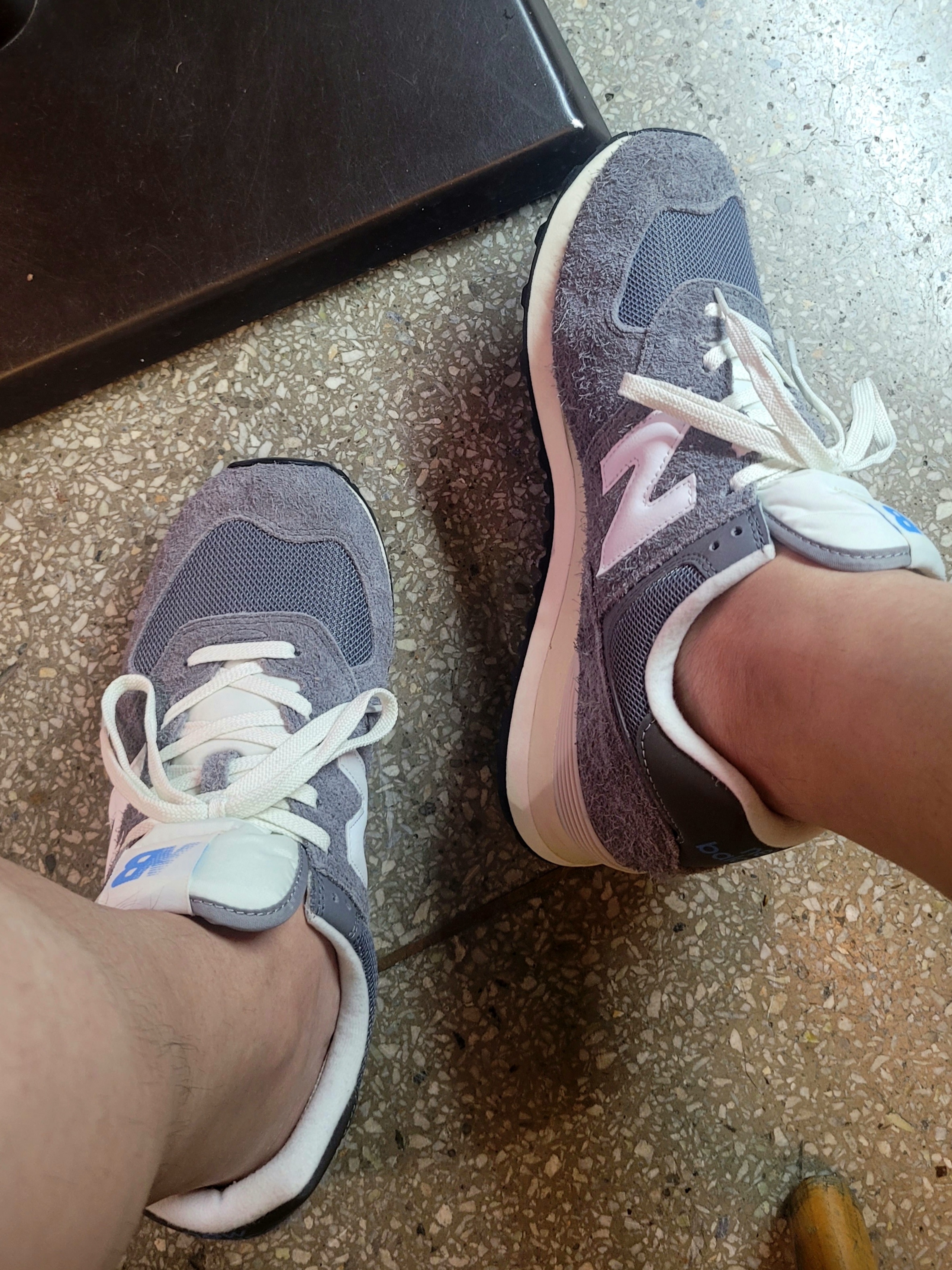 New Balance 574 Heritage Gray 착용 스타일