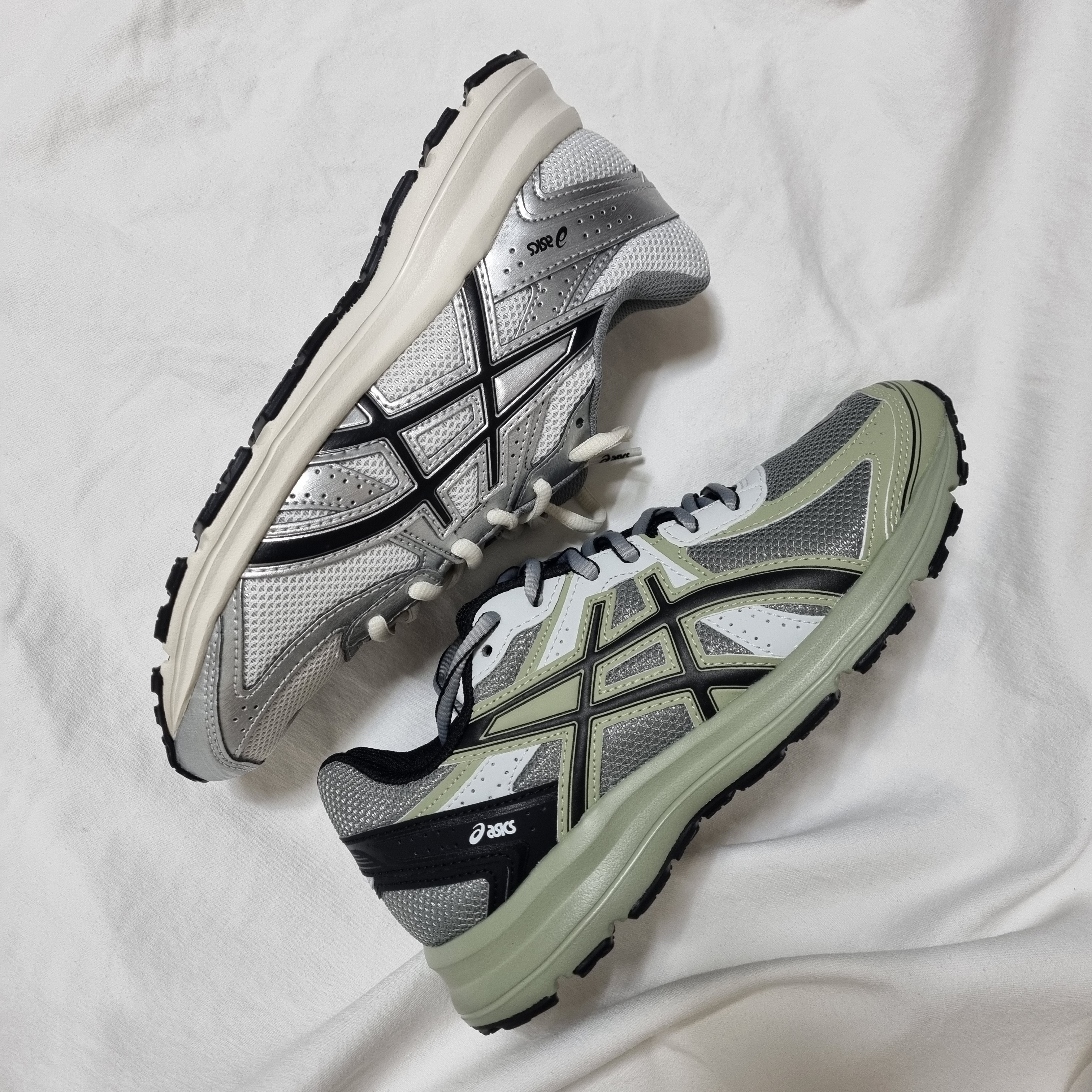 Asics Jog 100 S White Black - 2E Wide, Asics Jog 100 S Sheet Rock - 2E Wide 착용 스타일