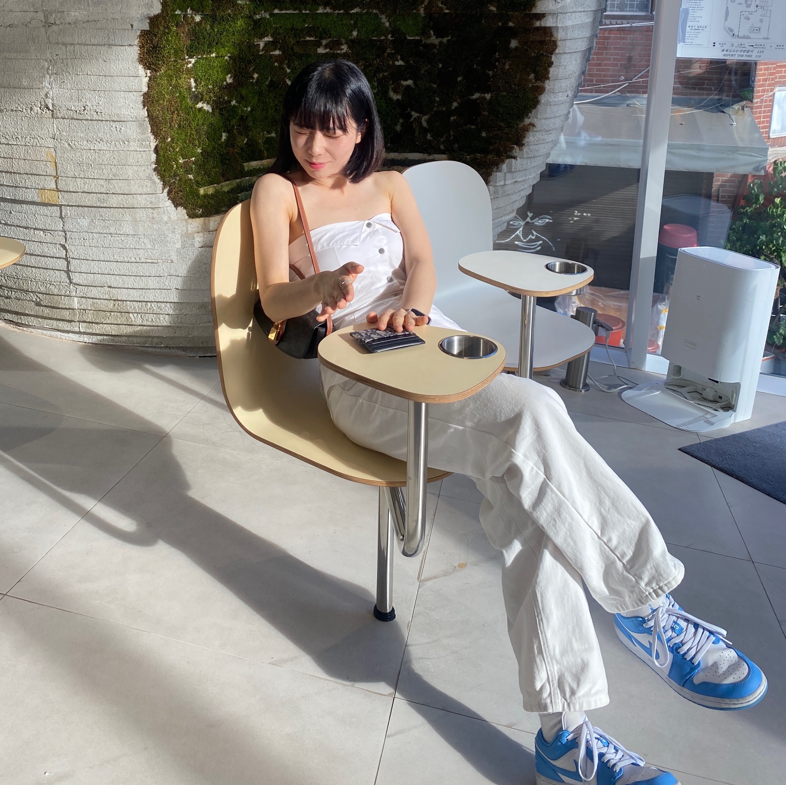 (W) Jordan 1 Low UNC University Blue, Celine Clutch On Strap Tabou in Triomphe Canvas Calfskin Tan 착용 스타일 - 2