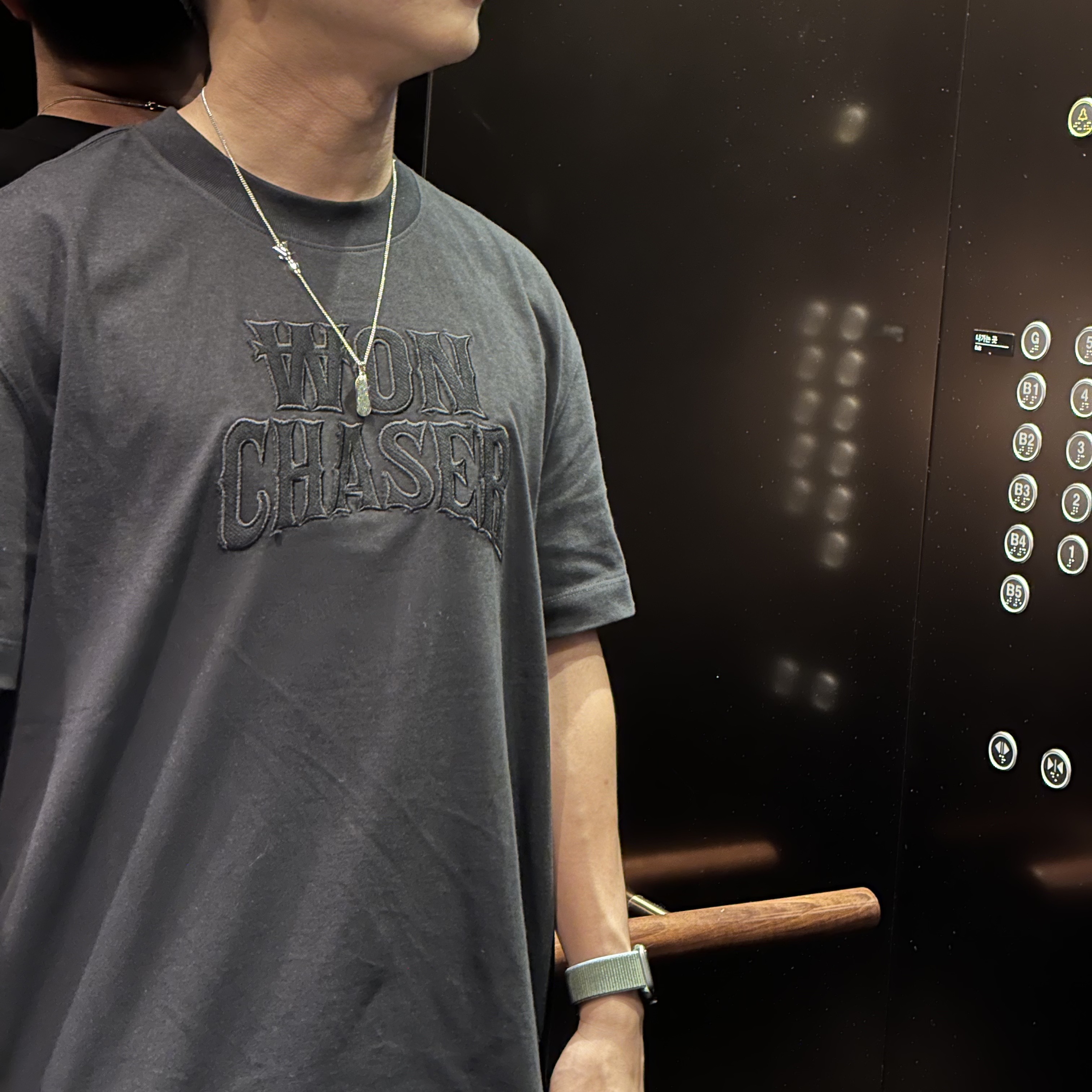 [KREAM 단독] Won Chaser New Money T-Shirts Black 착용 스타일