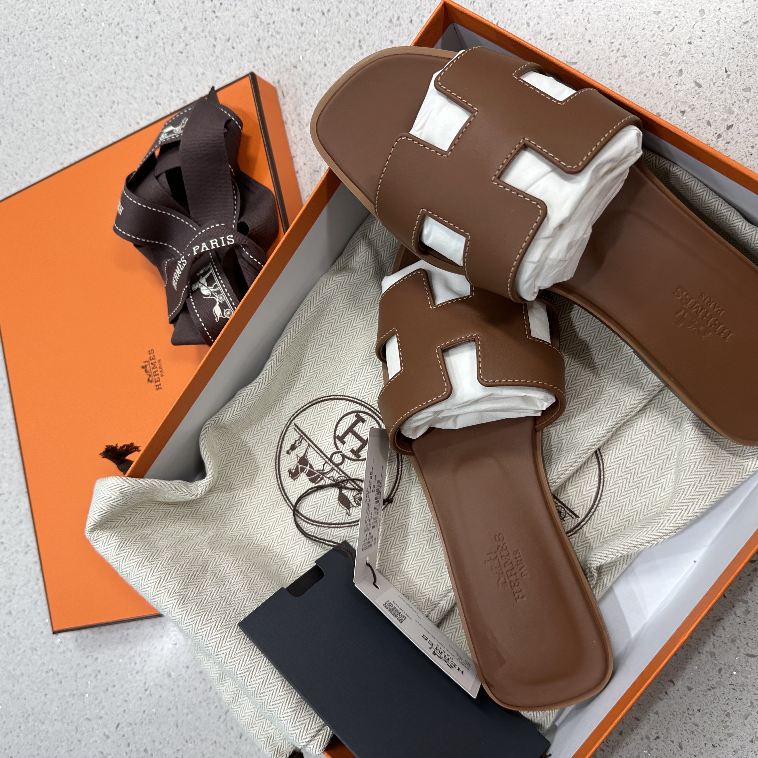 (W) Hermes Oran Sandal Calfskin & Gold Piqures Ecrues 착용 스타일