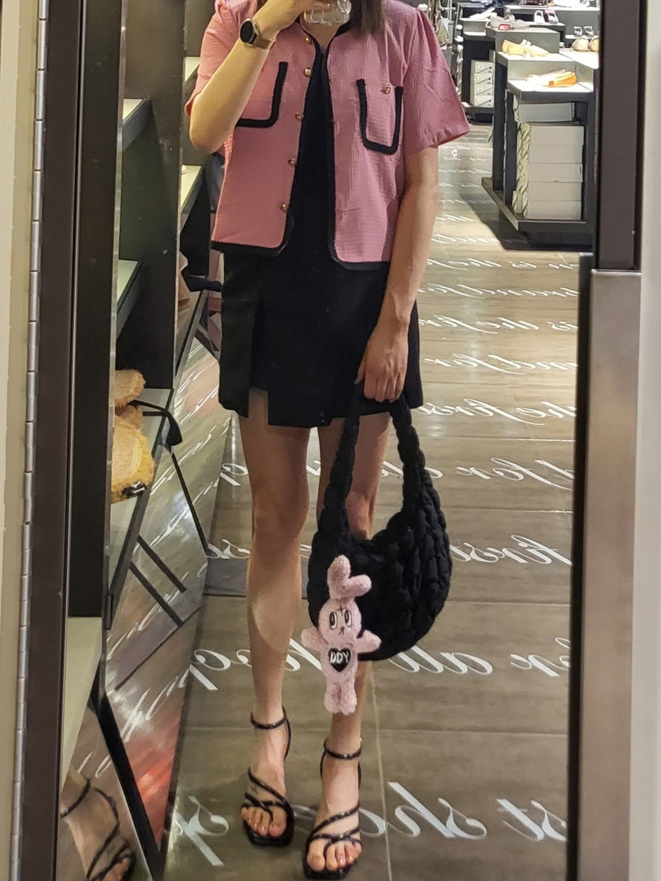 COS Quilted Mini Bag Black 착용 스타일 - 1