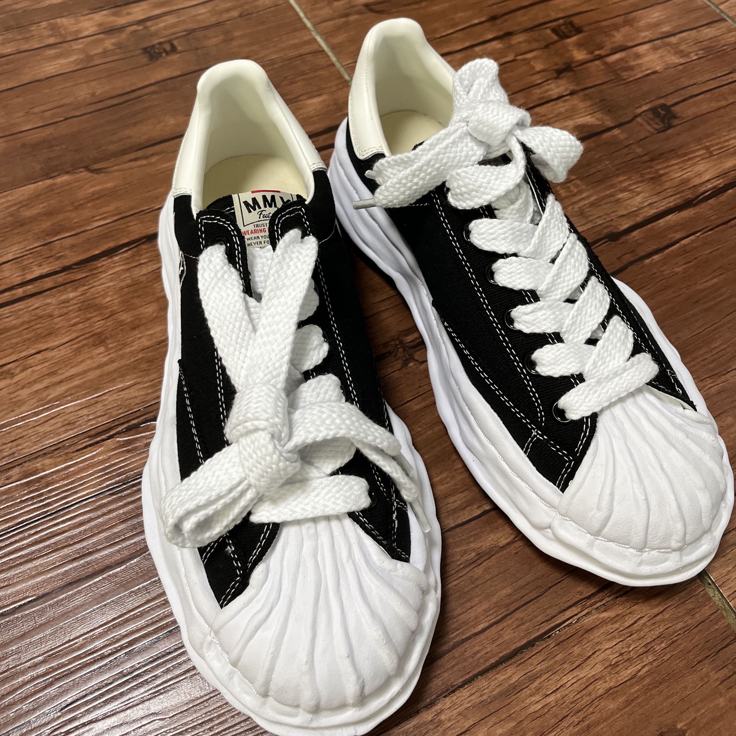 Maison Mihara Yasuhiro Blakey OG Sole Canvas Low-top Sneakers Black White 착용 스타일 - 1