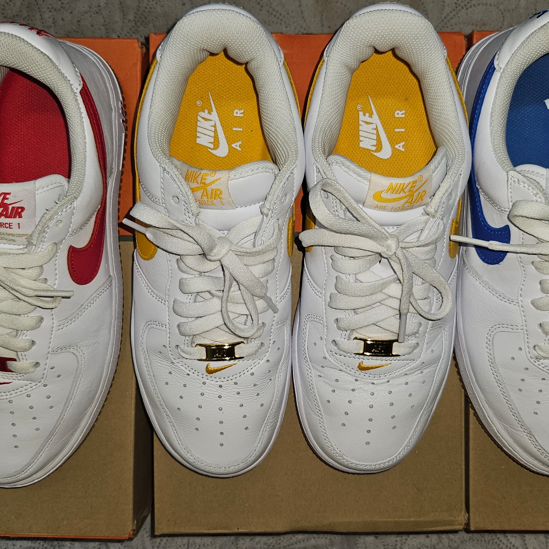 Nike Air Force 1 Low Retro QS University Gold 착용 스타일
