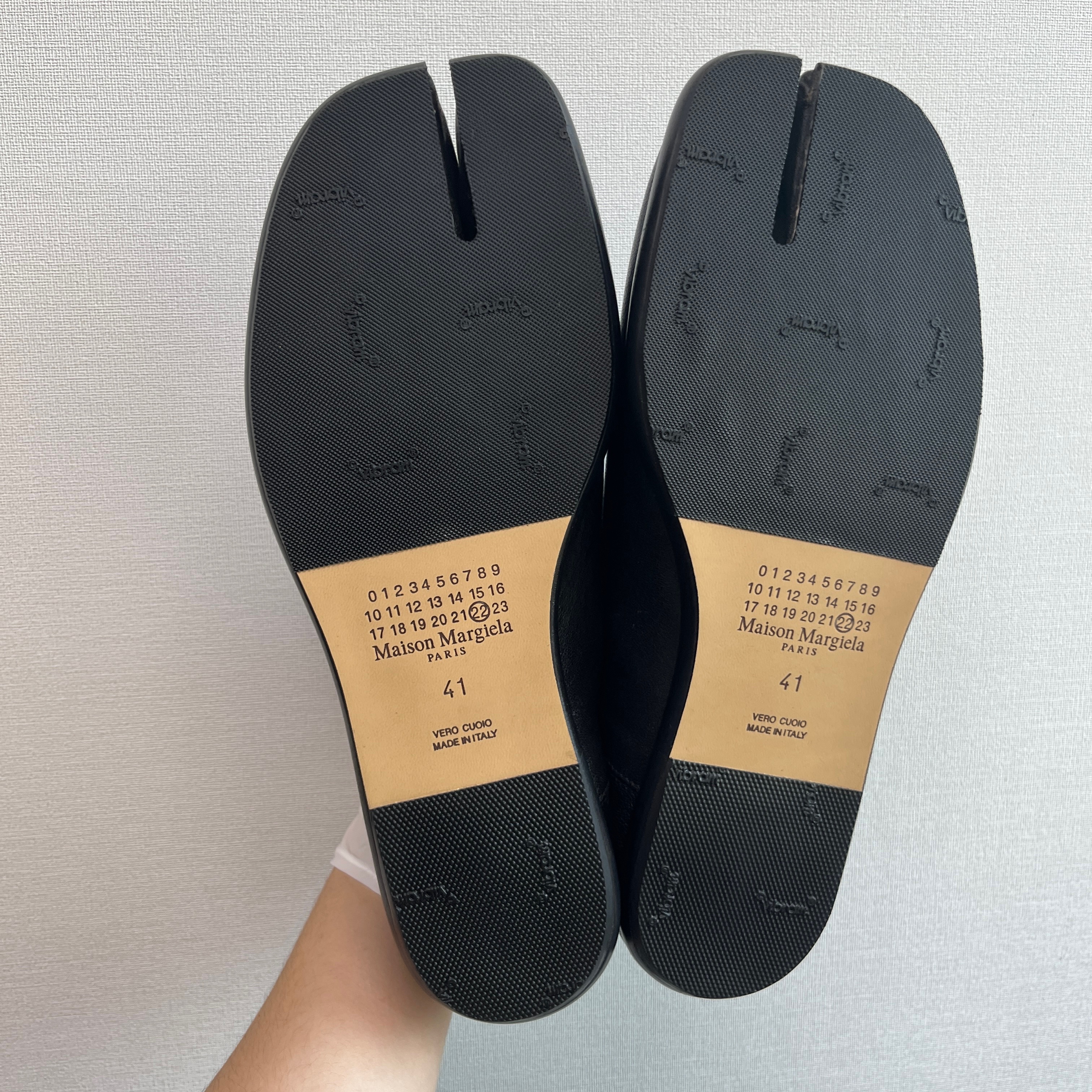 Maison Margiela Slip-On Tabi Shoes Black 착용 스타일 - 2