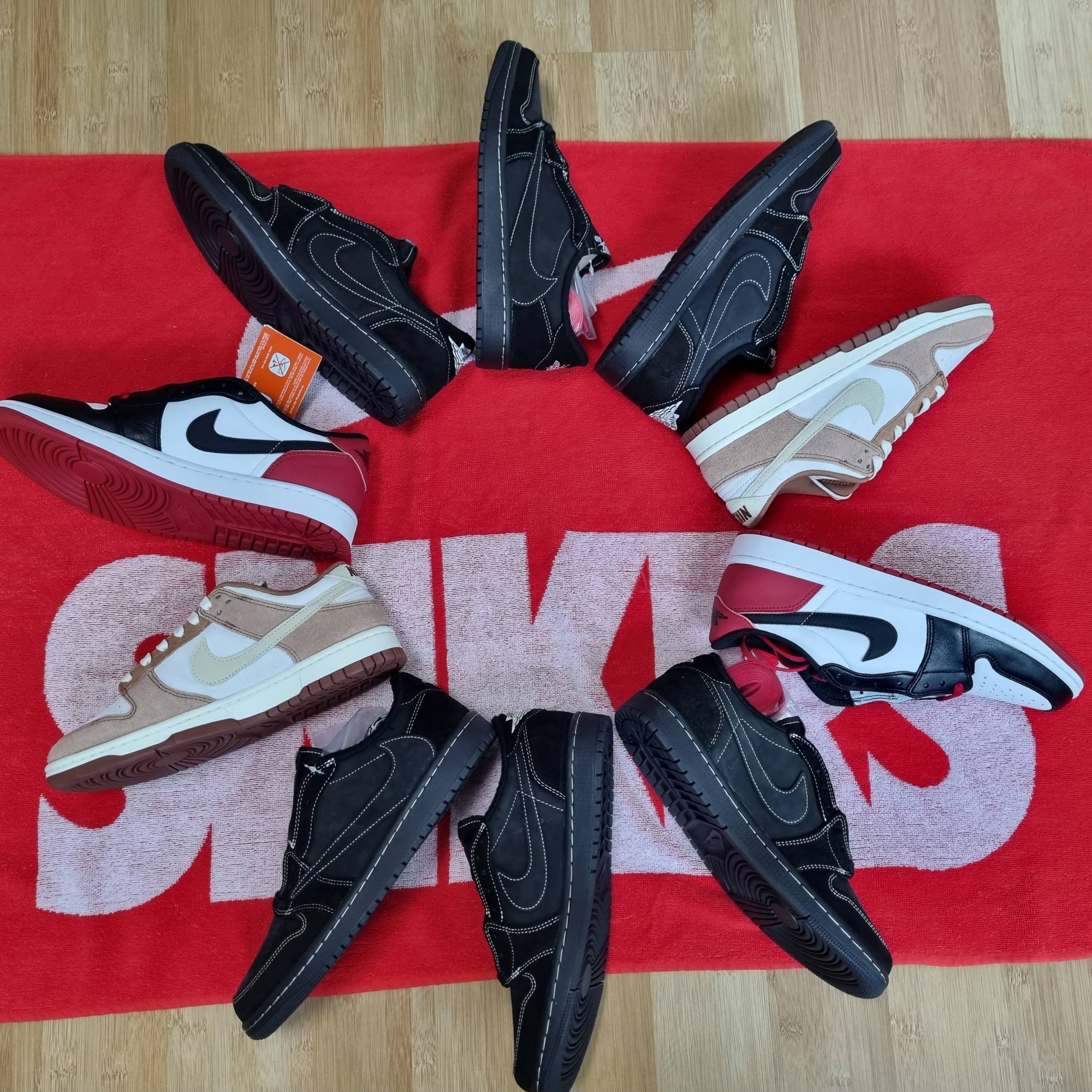Jordan 1 x Travis Scott Retro Low OG SP Black Phantom, Nike Dunk Low Pro Premium Medium Curry 착용 스타일 - 1
