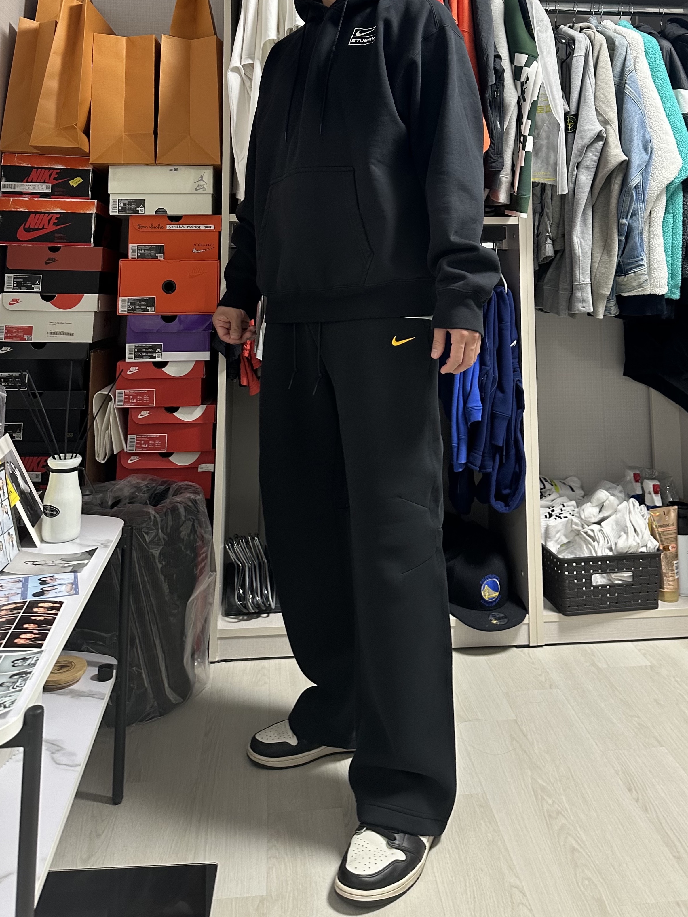 Nike x Drake Nocta Tech Fleece Open Hem Pants Black (FD8460-010), Nike x Stussy NRG Washed Fleece Crewneck Black (DO5310-010) 착용 스타일 - 1