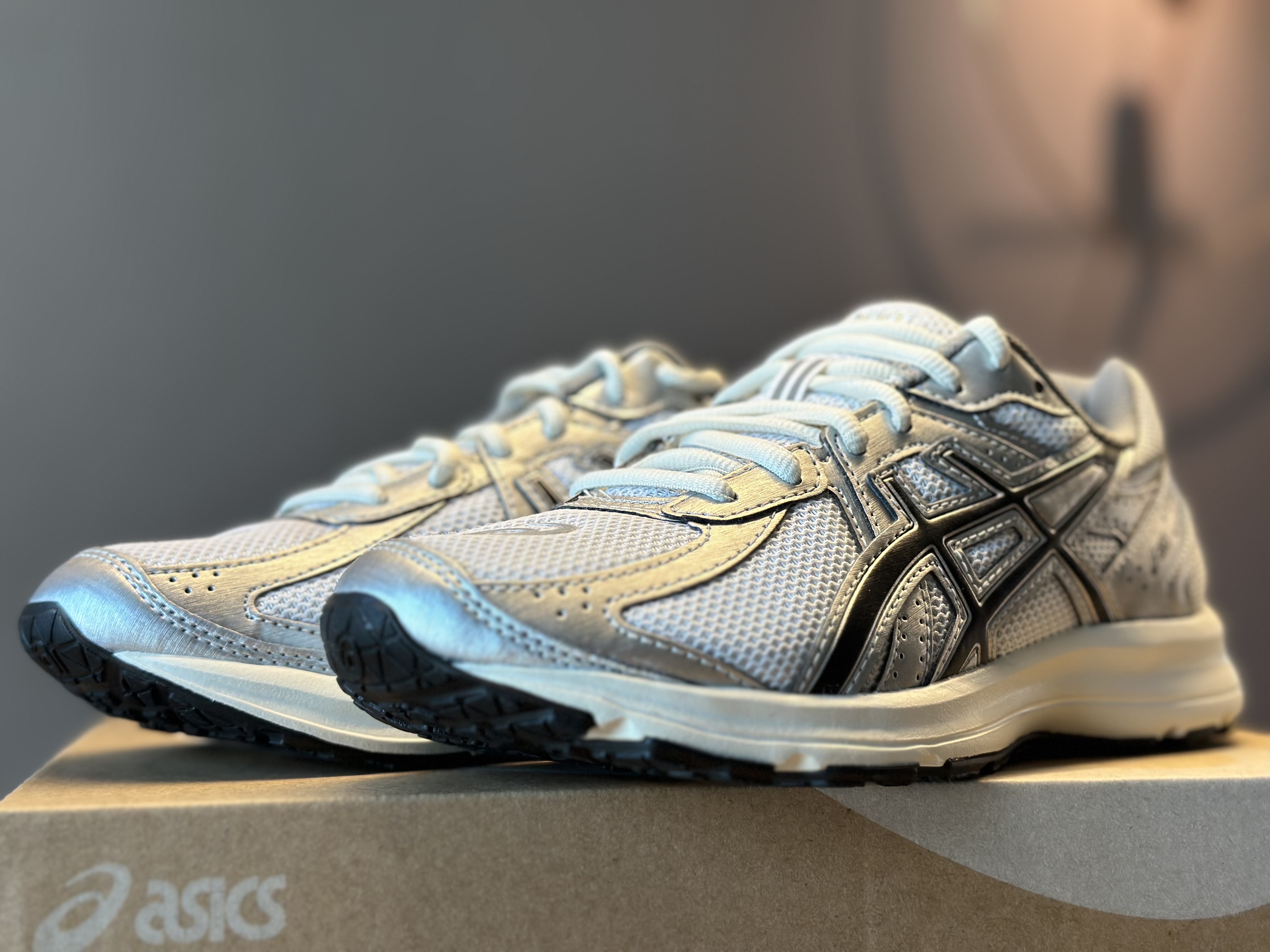 Asics Jog 100 S White Black - 2E Wide 착용 스타일 - 1
