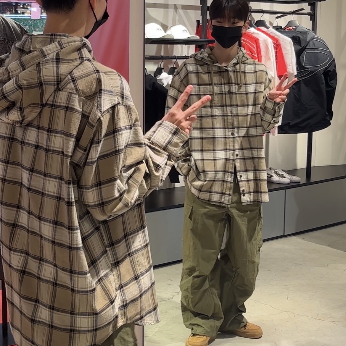 Nike x Supreme Air Force 1 Low Flax, Beats Studio 3 Wireless Over Ear Headphone White (Korean Ver.) 착용 스타일 - 2