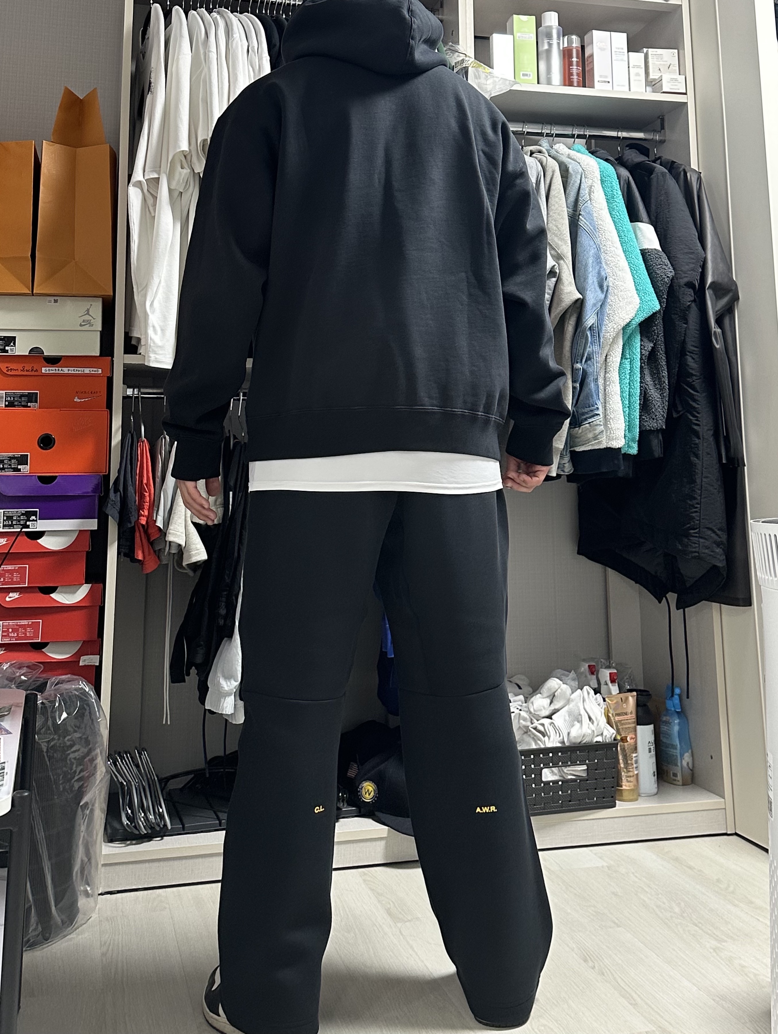 Nike x Drake Nocta Tech Fleece Open Hem Pants Black (FD8460-010), Nike x Stussy NRG Washed Fleece Crewneck Black (DO5310-010) 착용 스타일 - 2