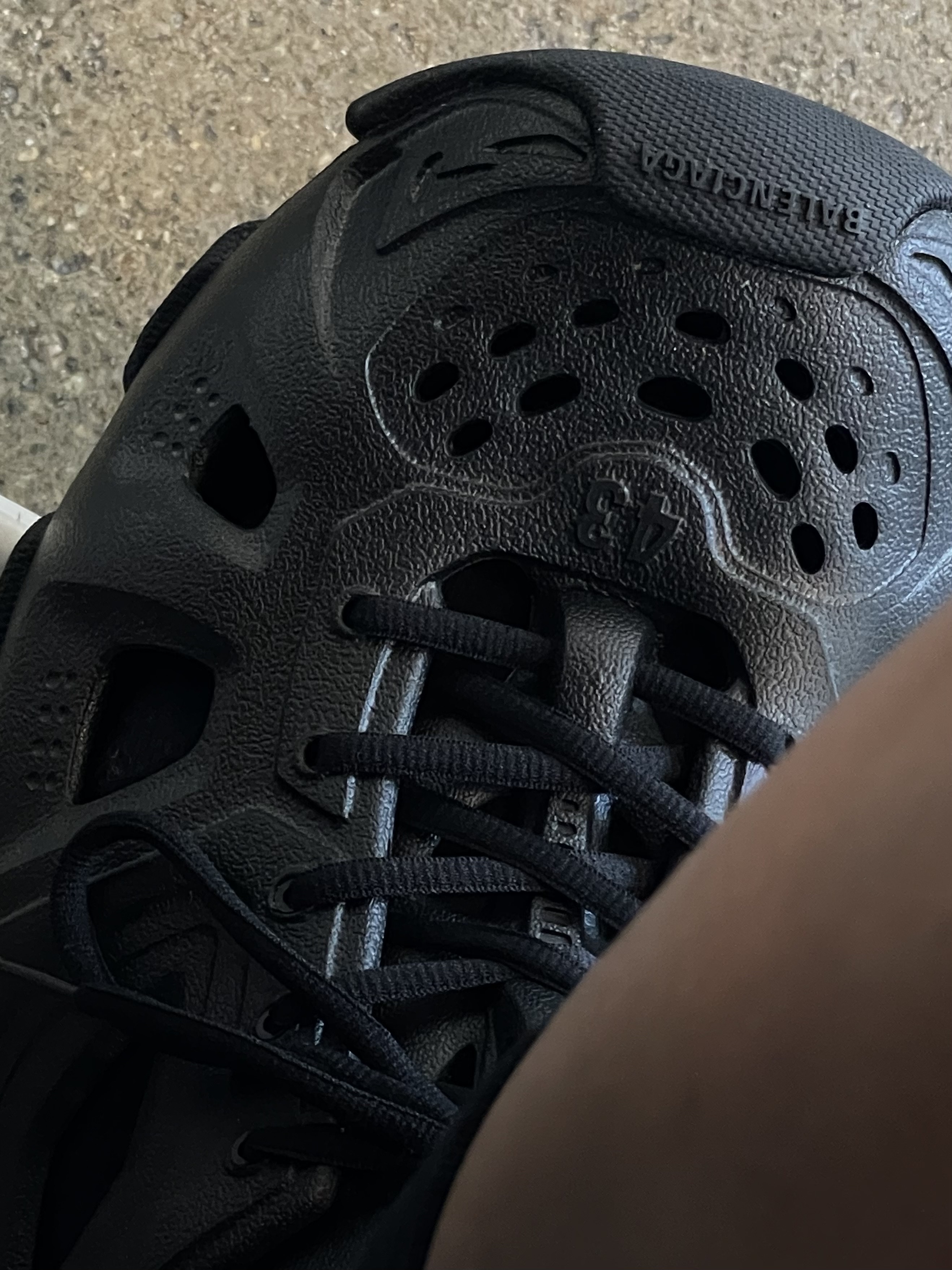Balenciaga HD Lace-Up Sneakers Black, Balenciaga Arena Lambskin Aged Silver Hardware Le Cagole Medium Tote Bag Black 착용 스타일 - 4