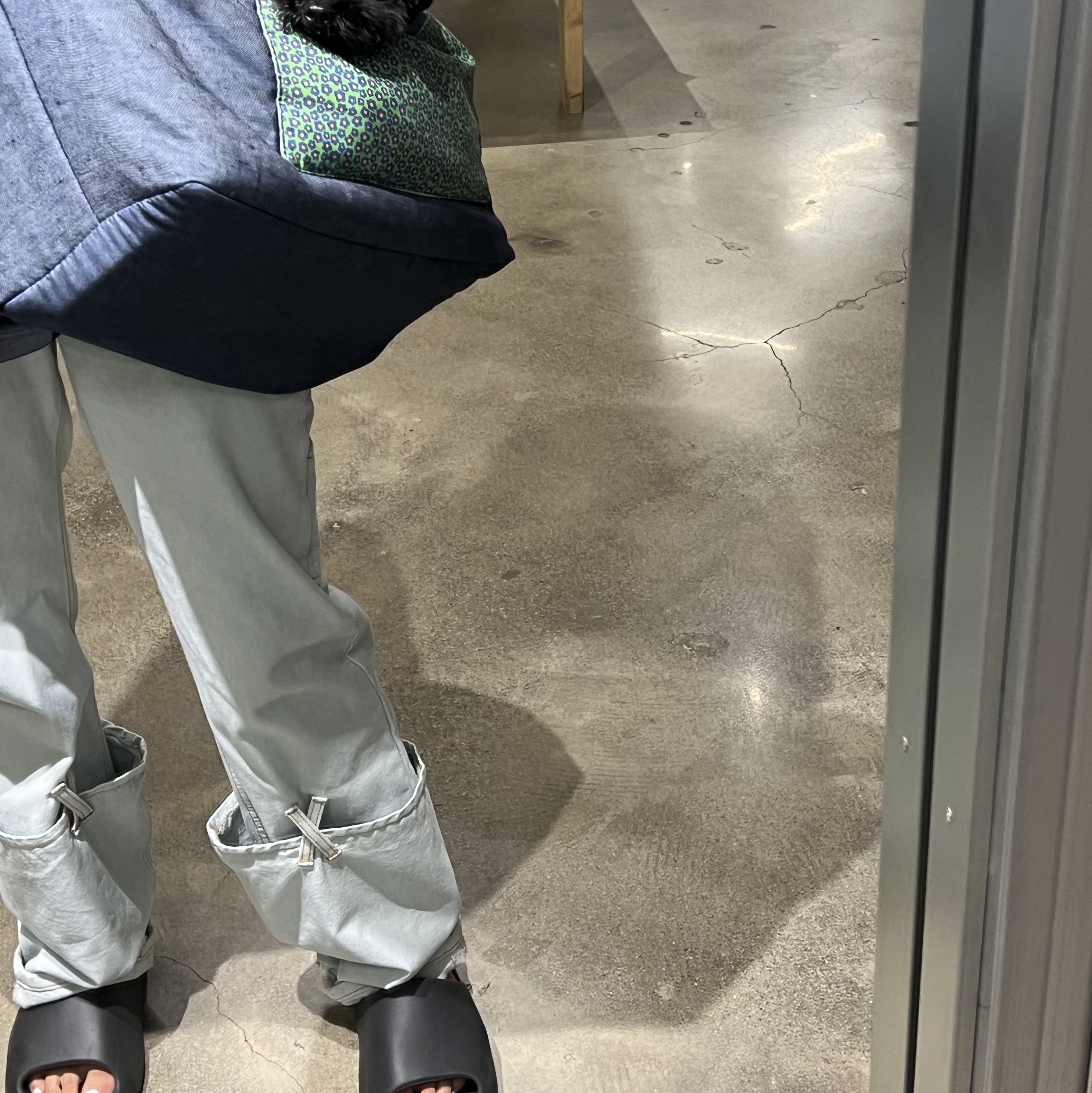 Adidas Yeezy Slide Onyx 착용 스타일