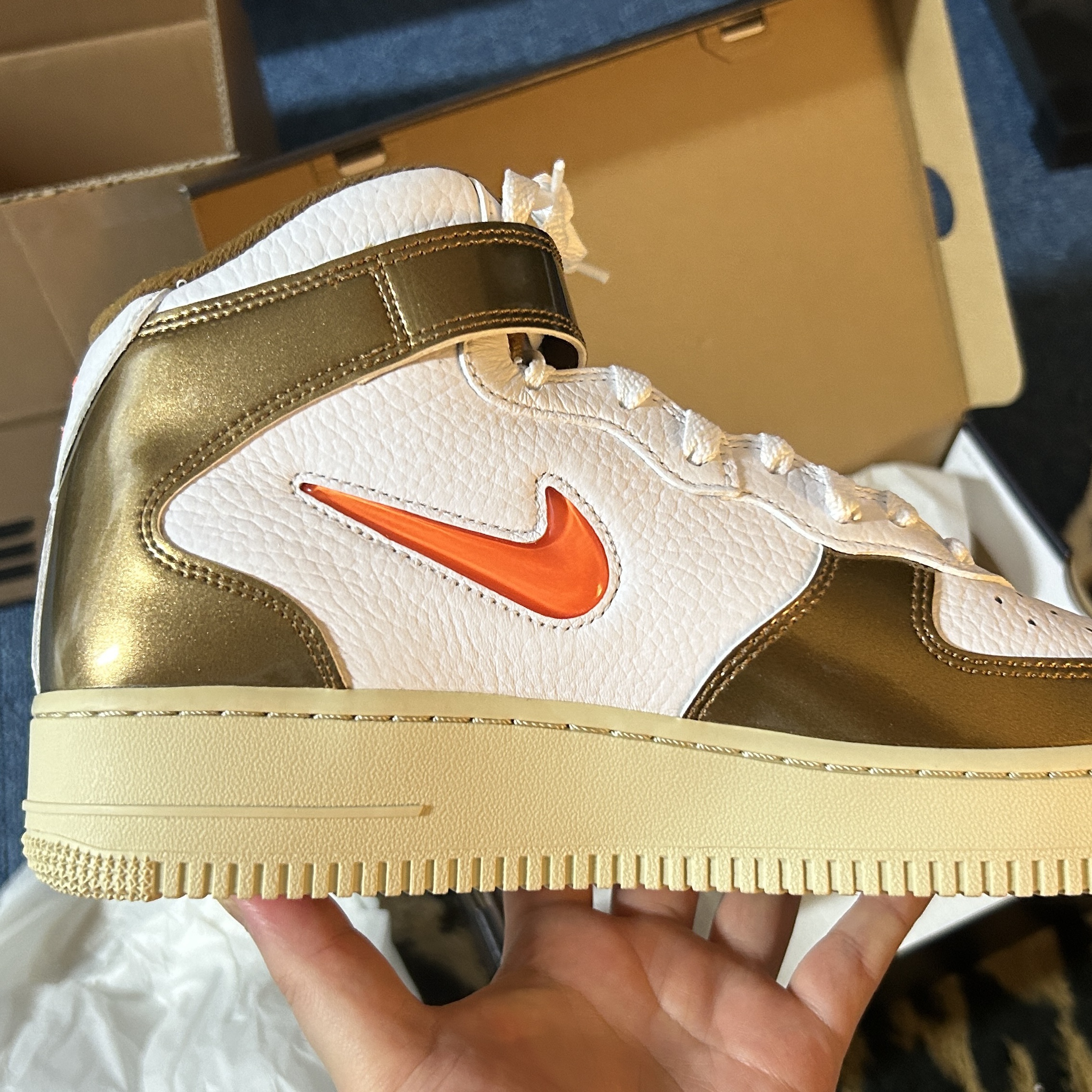 Nike Air Force 1 Mid QS Ale Brown 착용 스타일 - 4