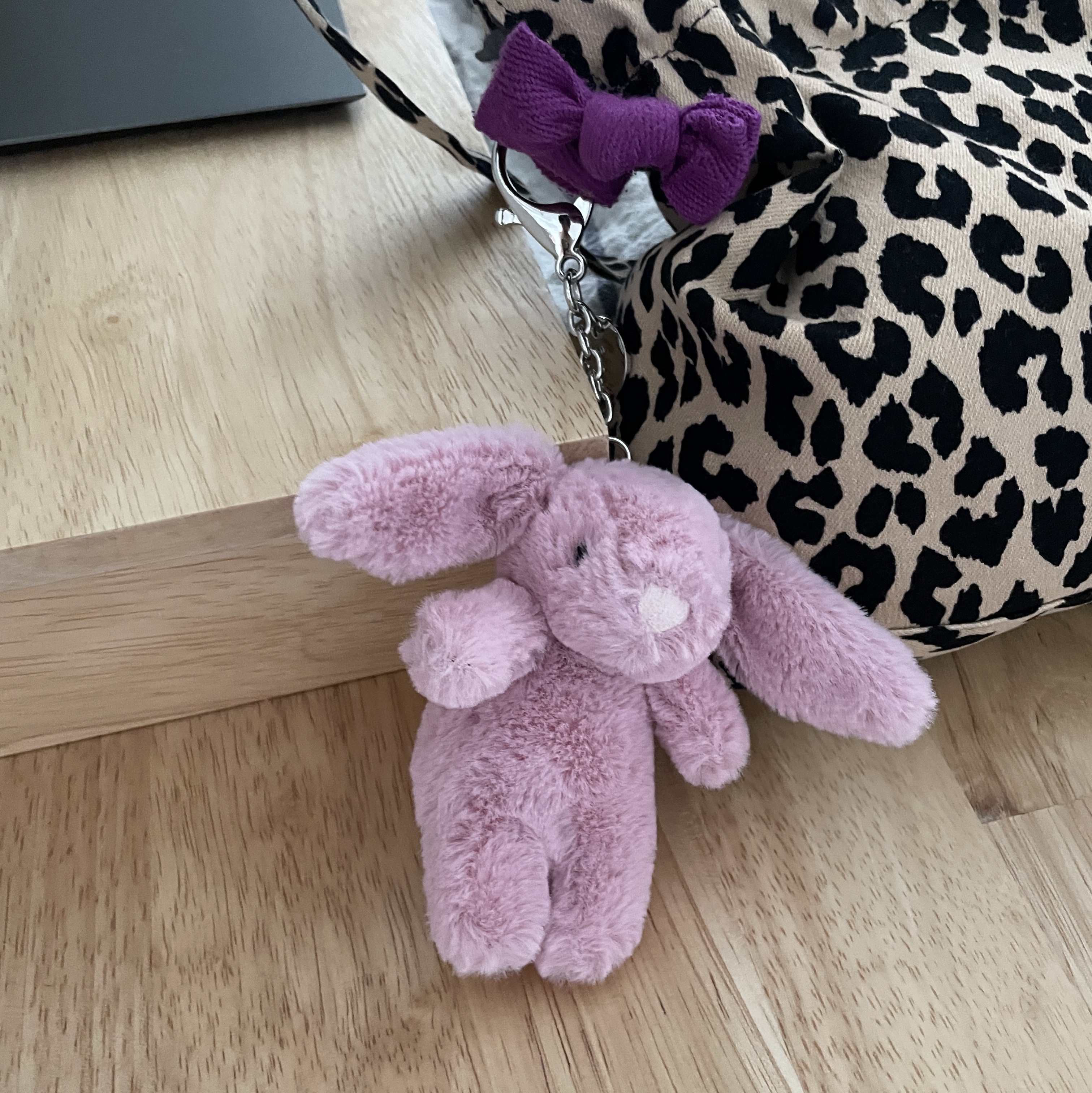 Jellycat Bashful Bunny Bag Charm Tulip 착용 스타일