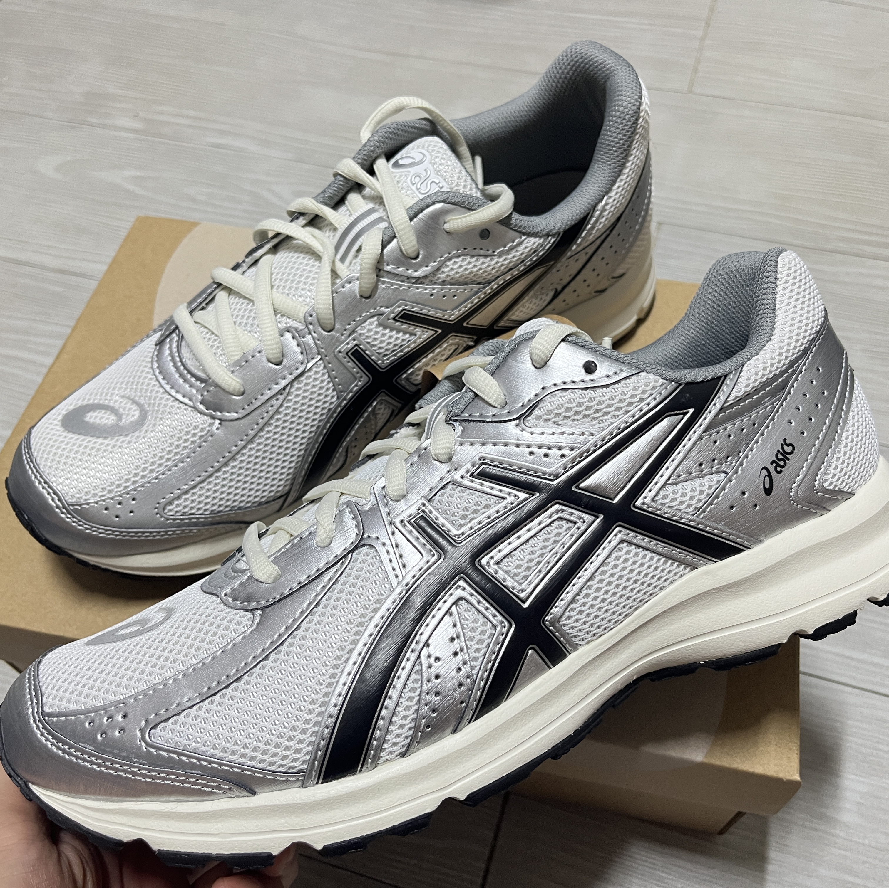 Asics Jog 100 S White Black - 2E Wide 착용 스타일