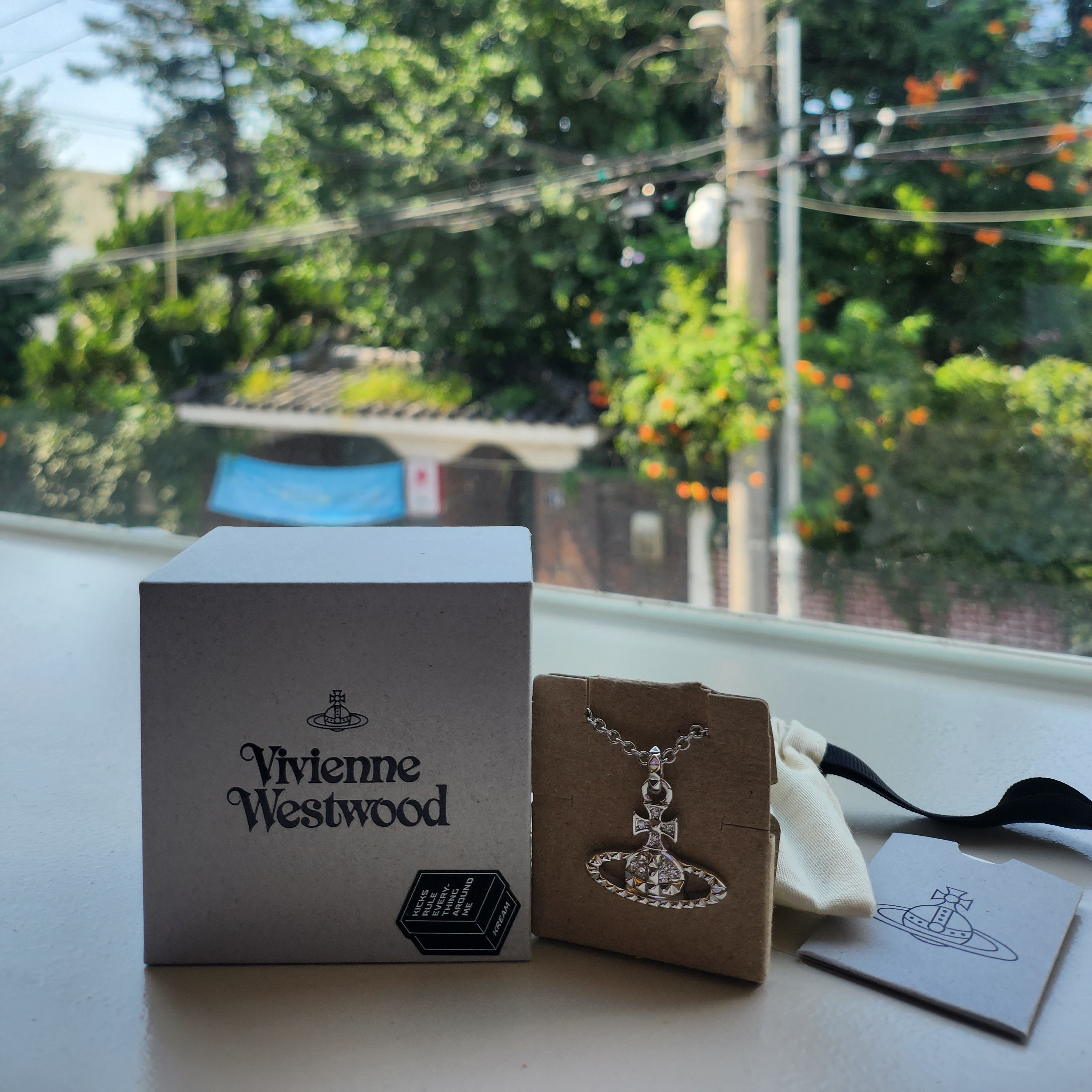 Vivienne Westwood Mayfair Bas Relief Pendant Silver 착용 스타일