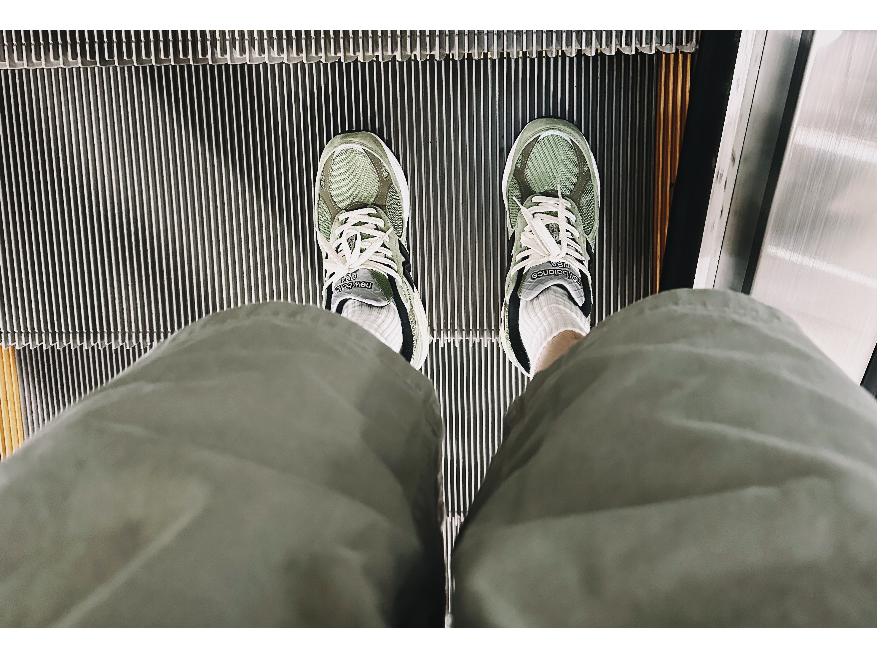 New Balance x JJJJound 990v3 Olive 착용 스타일 - 3