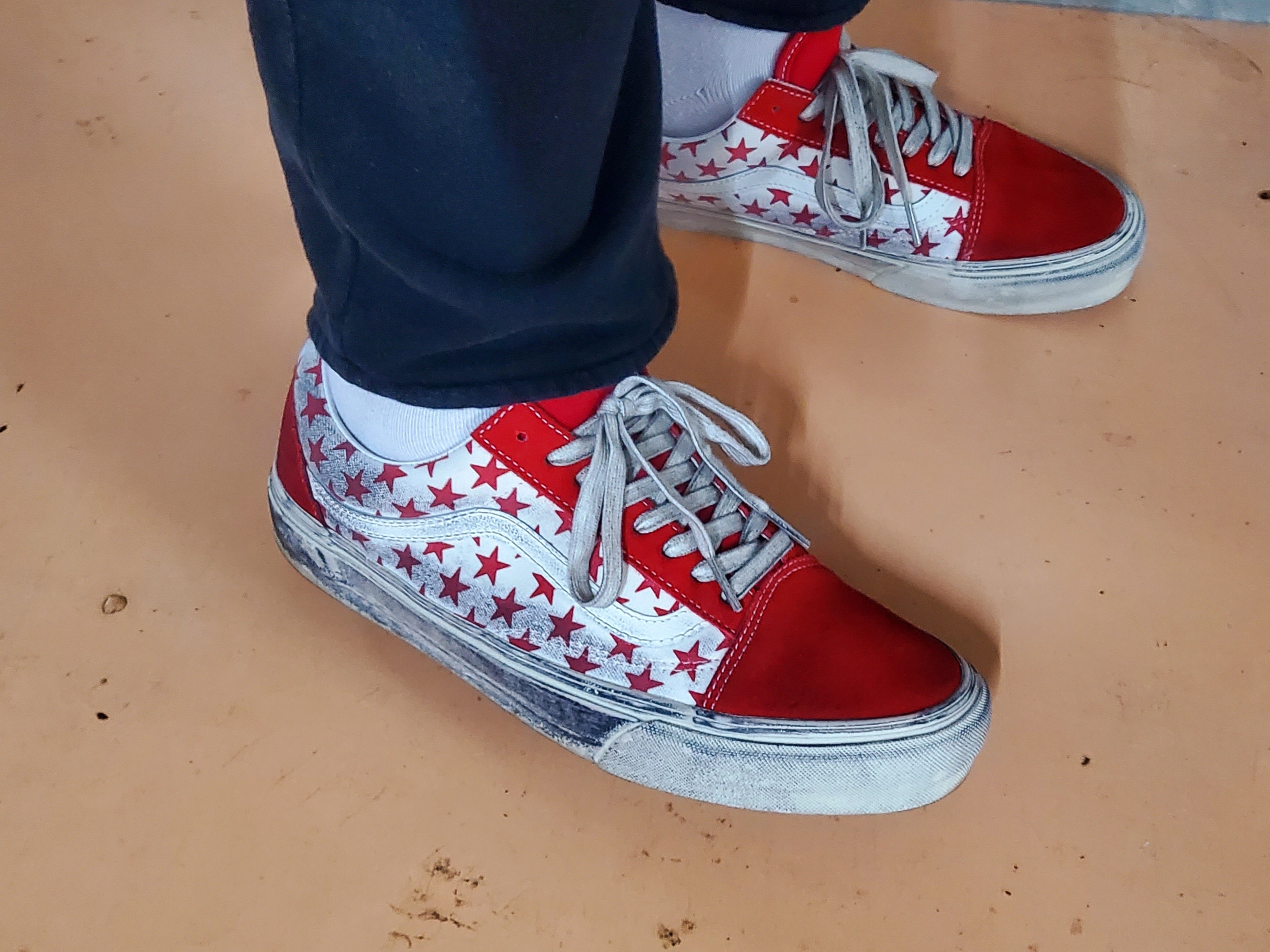 Vans Vault x Bianca Chandon Old Skool LX Stressed Red White 착용 스타일 - 2